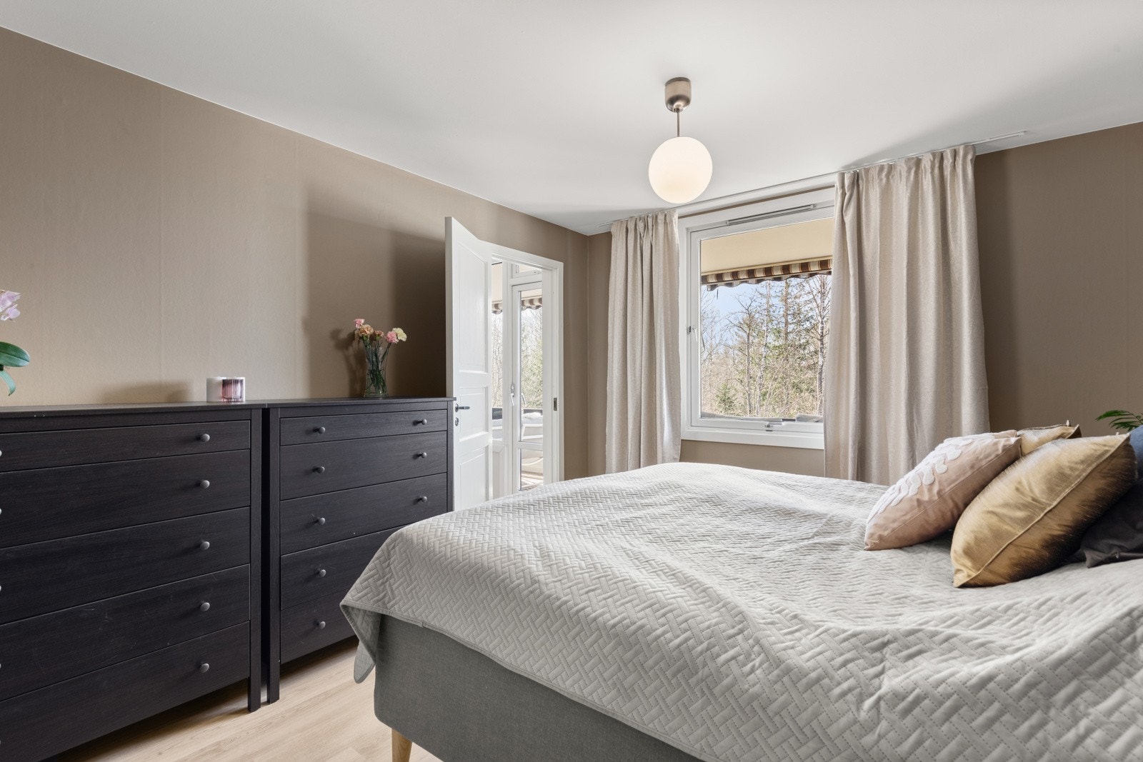 Leiligheten har to lyse og innbydende soverom, med slette veggflater malt i en delikat beigetone. Galleribilde