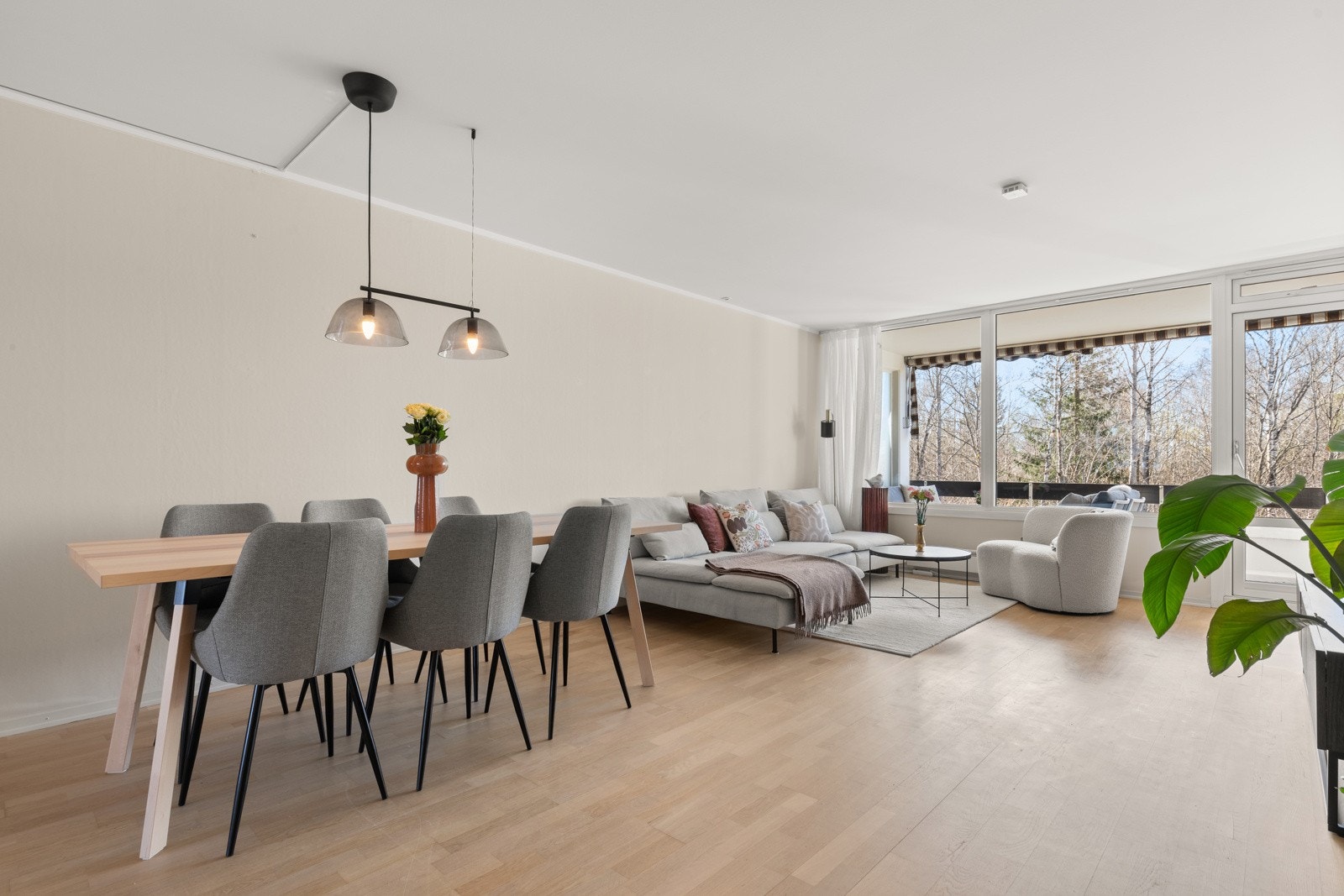 Stor stue med god plass til sofasalong, spisestue og øvrig stuemøblement. Galleribilde