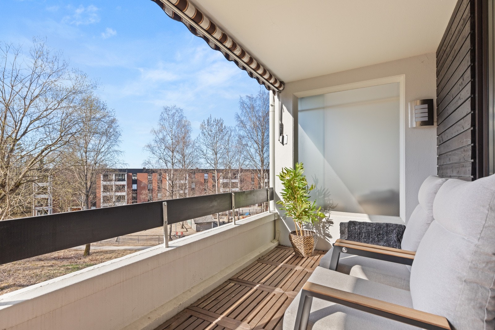 Balkongen er på hele 13,7 kvm og har god plass til flere utesalonger. Galleribilde