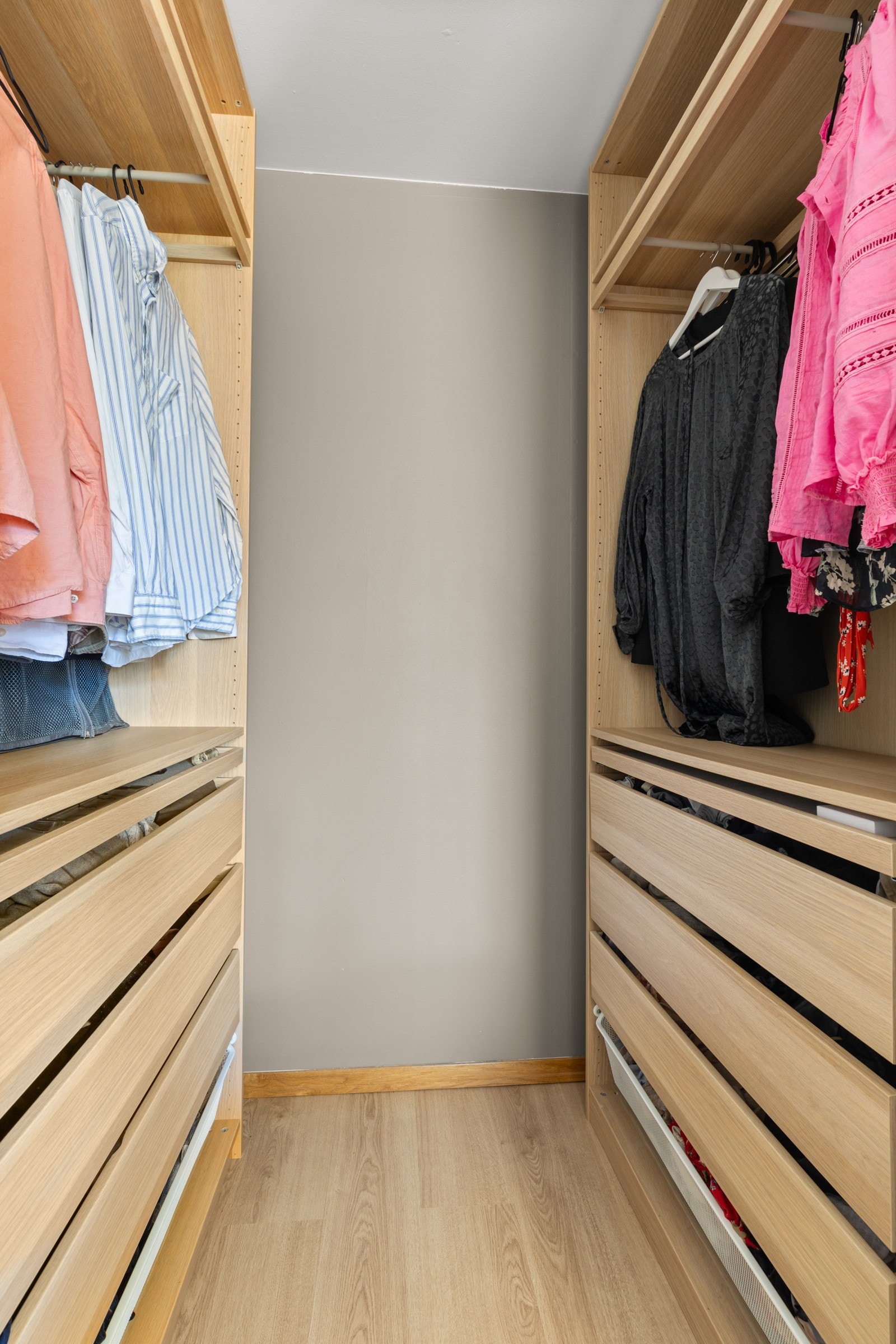 Videre har hovedsoverommet en åpen walk-in-garderobe hvor man har svært gode oppbevaringsmuligheter. Galleribilde