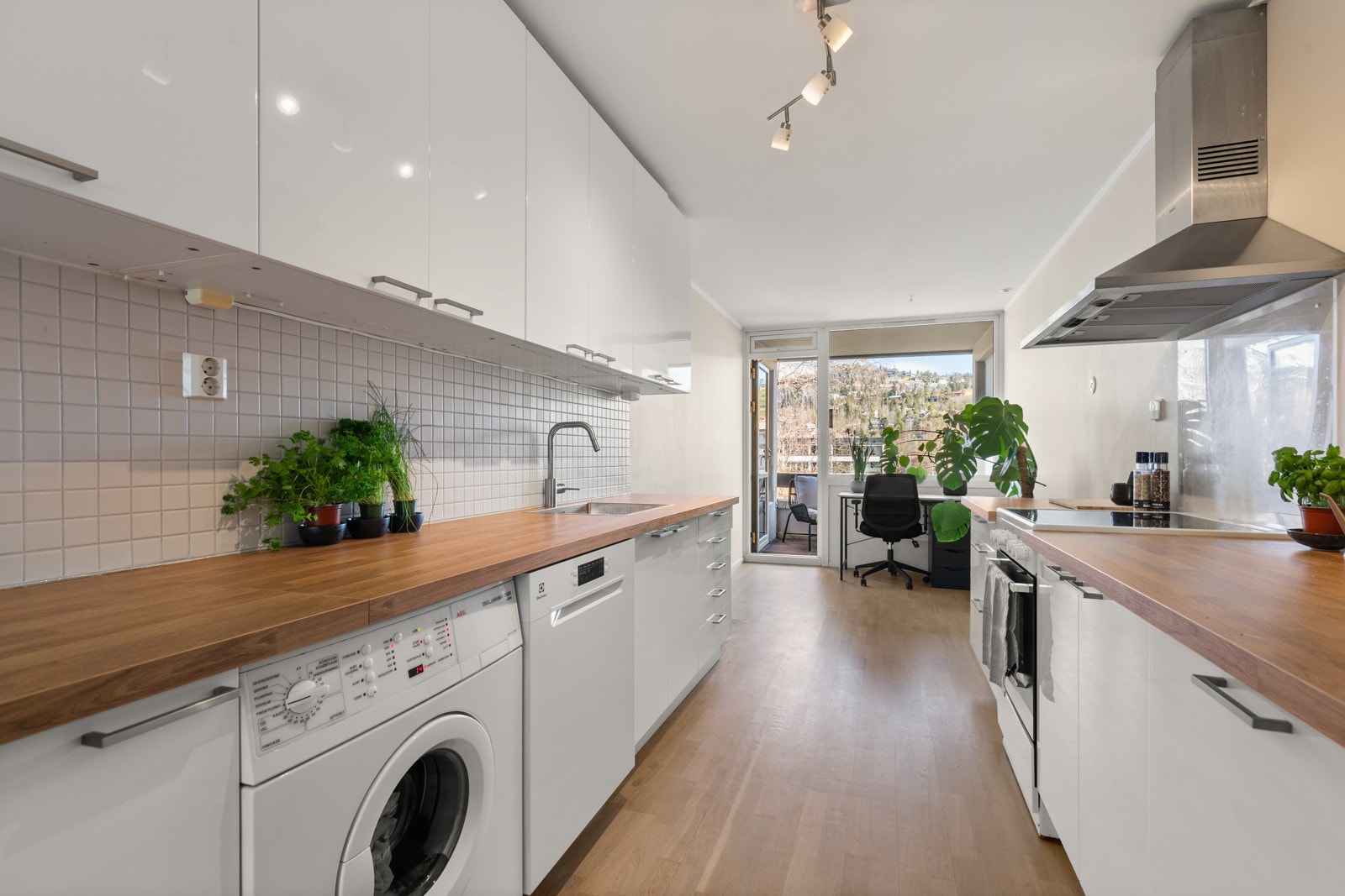 Kjøkkenet har rikelig med skap- og benkeplass og har et klassisk og funksjonelt design. Galleribilde