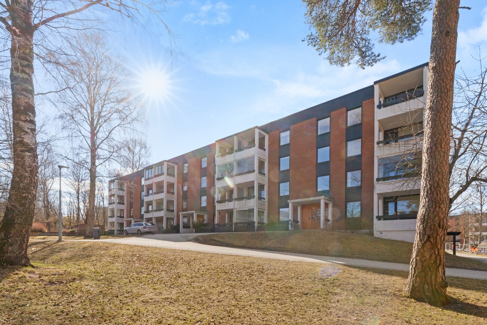 Leiligheten har en flott intern beliggenhet i tredje etasje og er vendt mot rolig skogsområde. Galleribilde