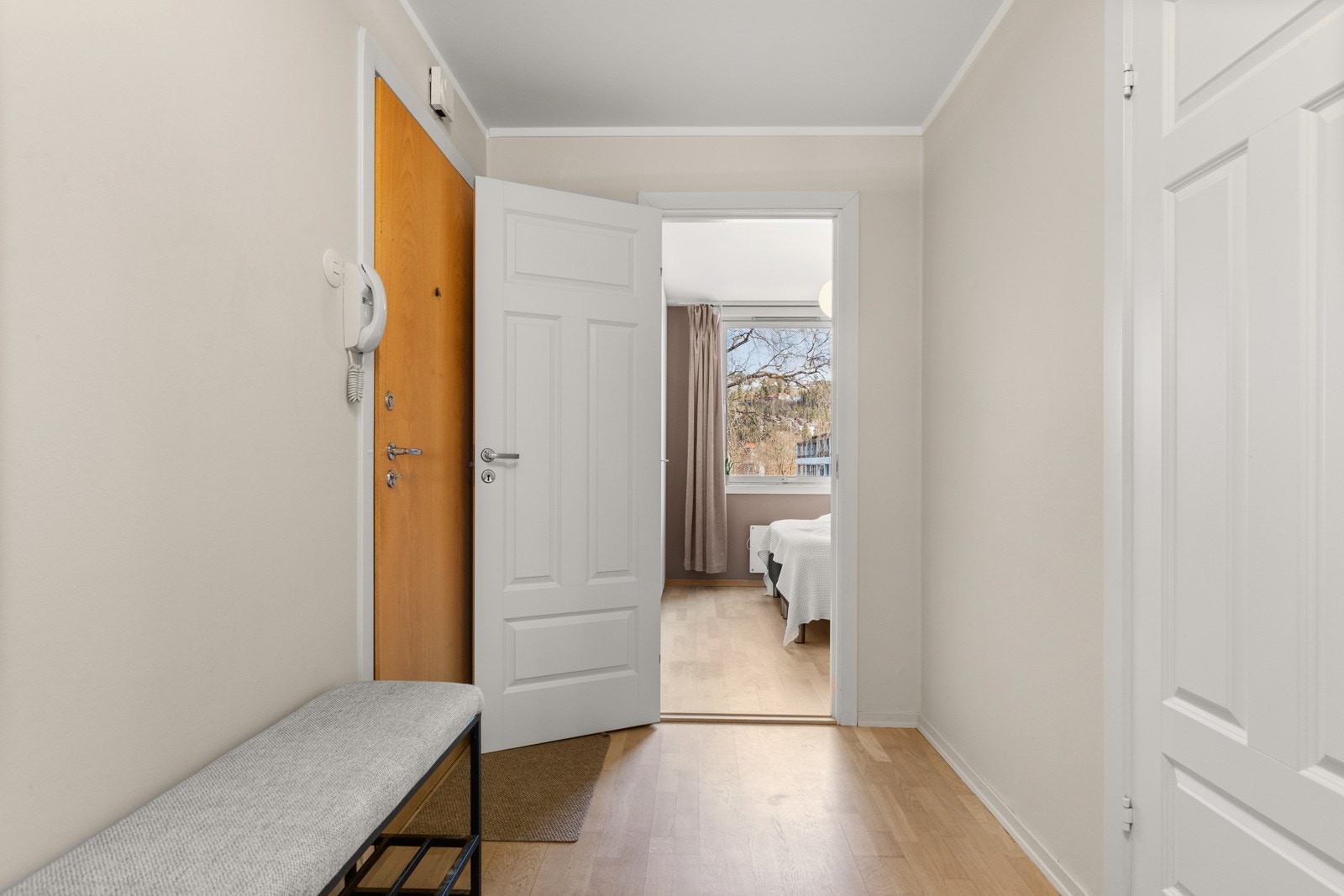 Velkommen inn i en lys og romslig gang. Her har man god plass til garderobeløsning, veggoppheng for yttertøy og øvrig ønsket møblement. Galleribilde