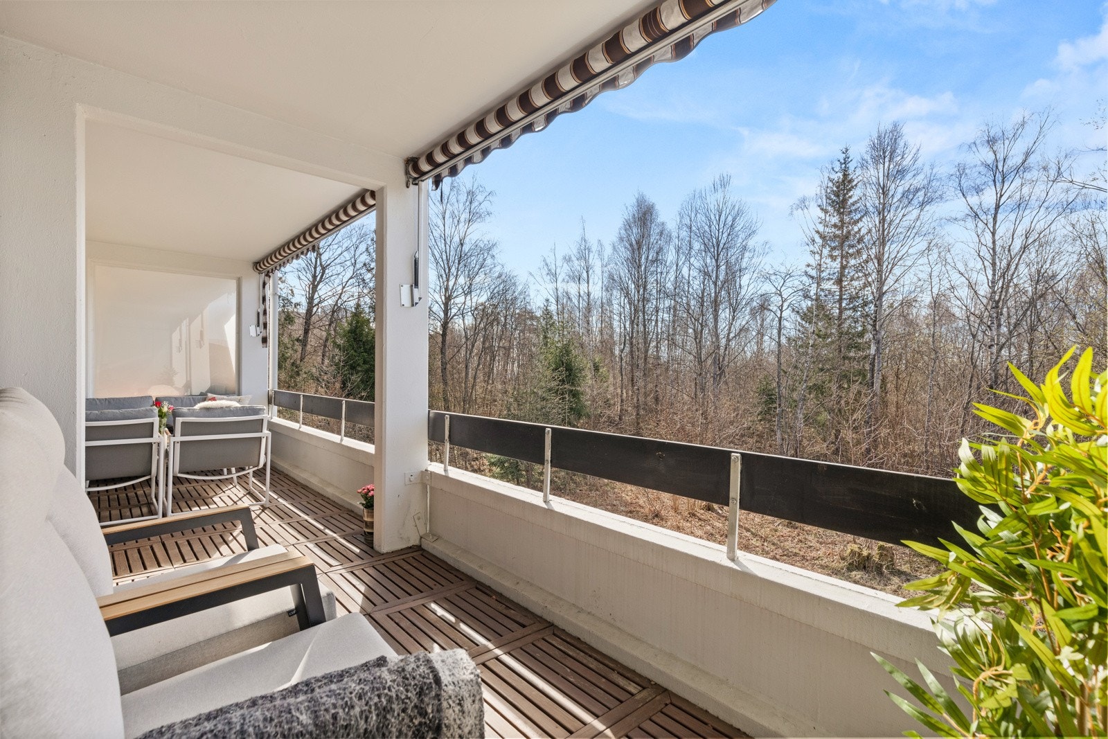 Balkongen er sørvendt og byr på fantastiske sol- og utsiktsforhold til langt på kveld! Galleribilde