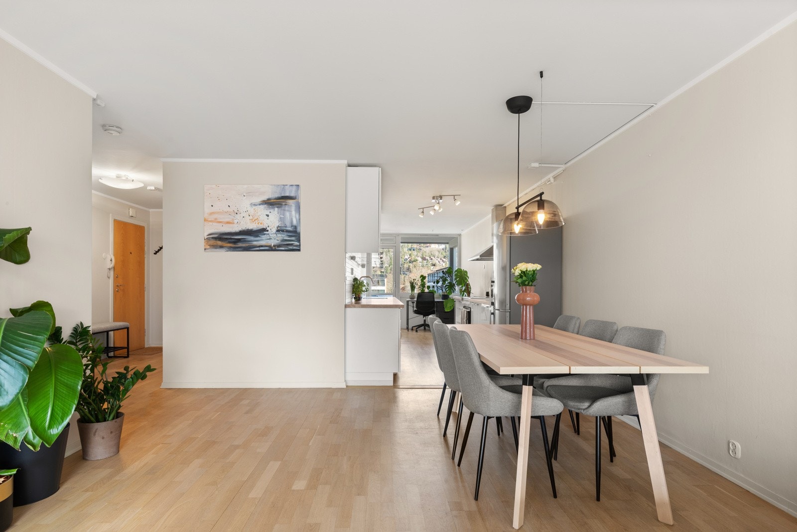 Den gjennomgående planløsningen og de store vindusflatene gir rikelig med naturlig lys og skaper en god romfølelse. Galleribilde