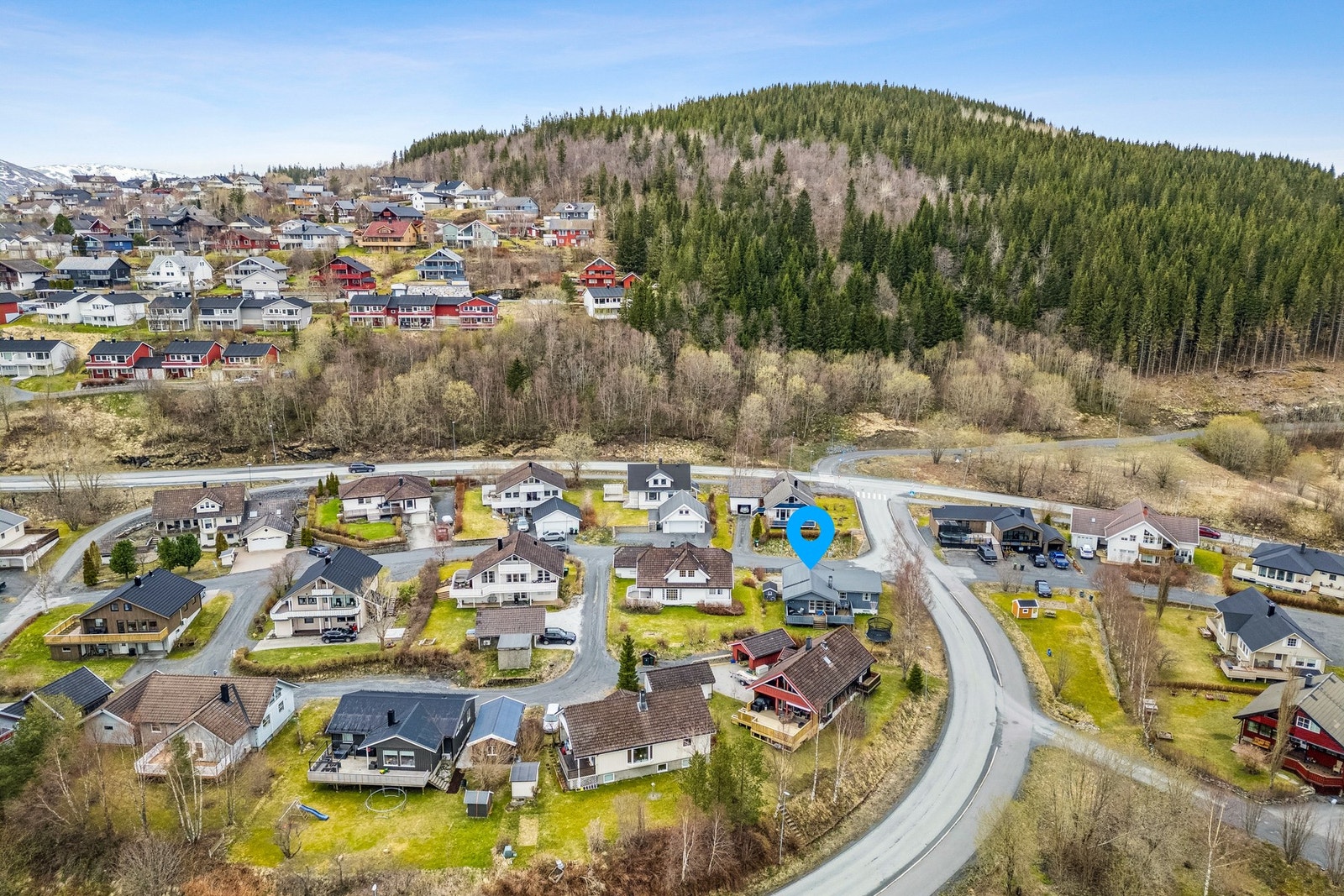 Som nærmeste nabo finner du bl.a. lekeplass rett over gata og adkomst til fine turområder. Galleribilde