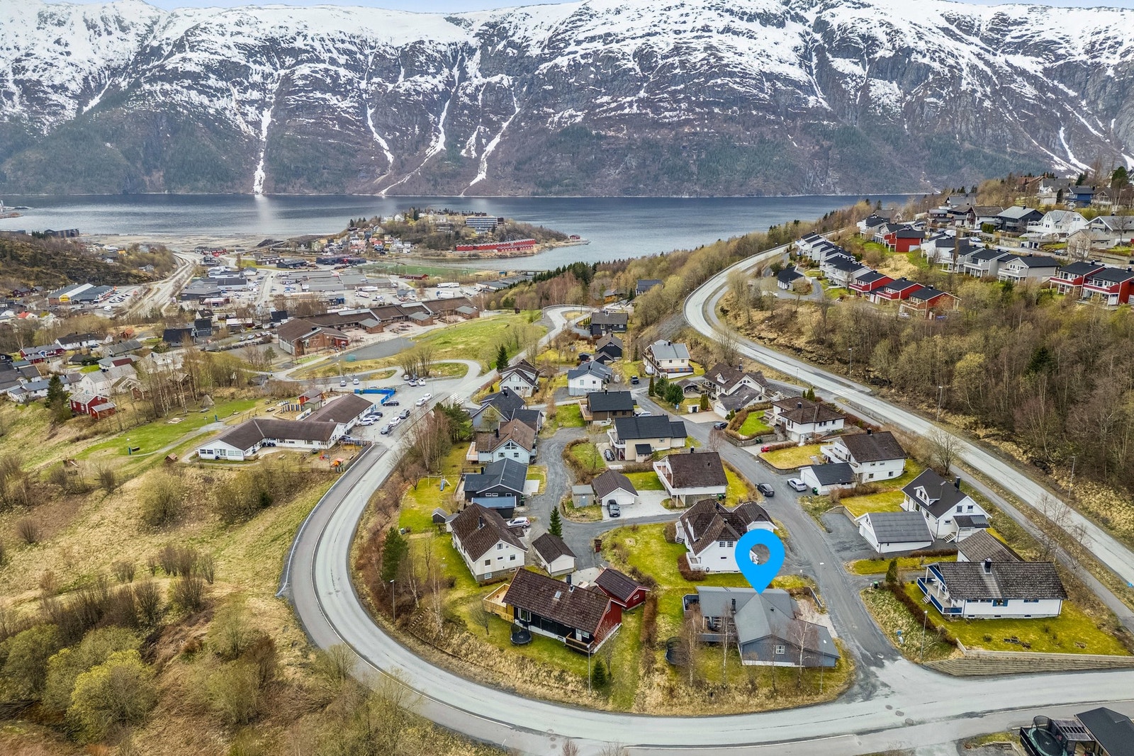Oversiktsbilde av eiendom og nærliggende bebyggelse - en rolig og trygg gate. Hente/bringe-trafikk til barnehage morgen/ettermiddag. Galleribilde