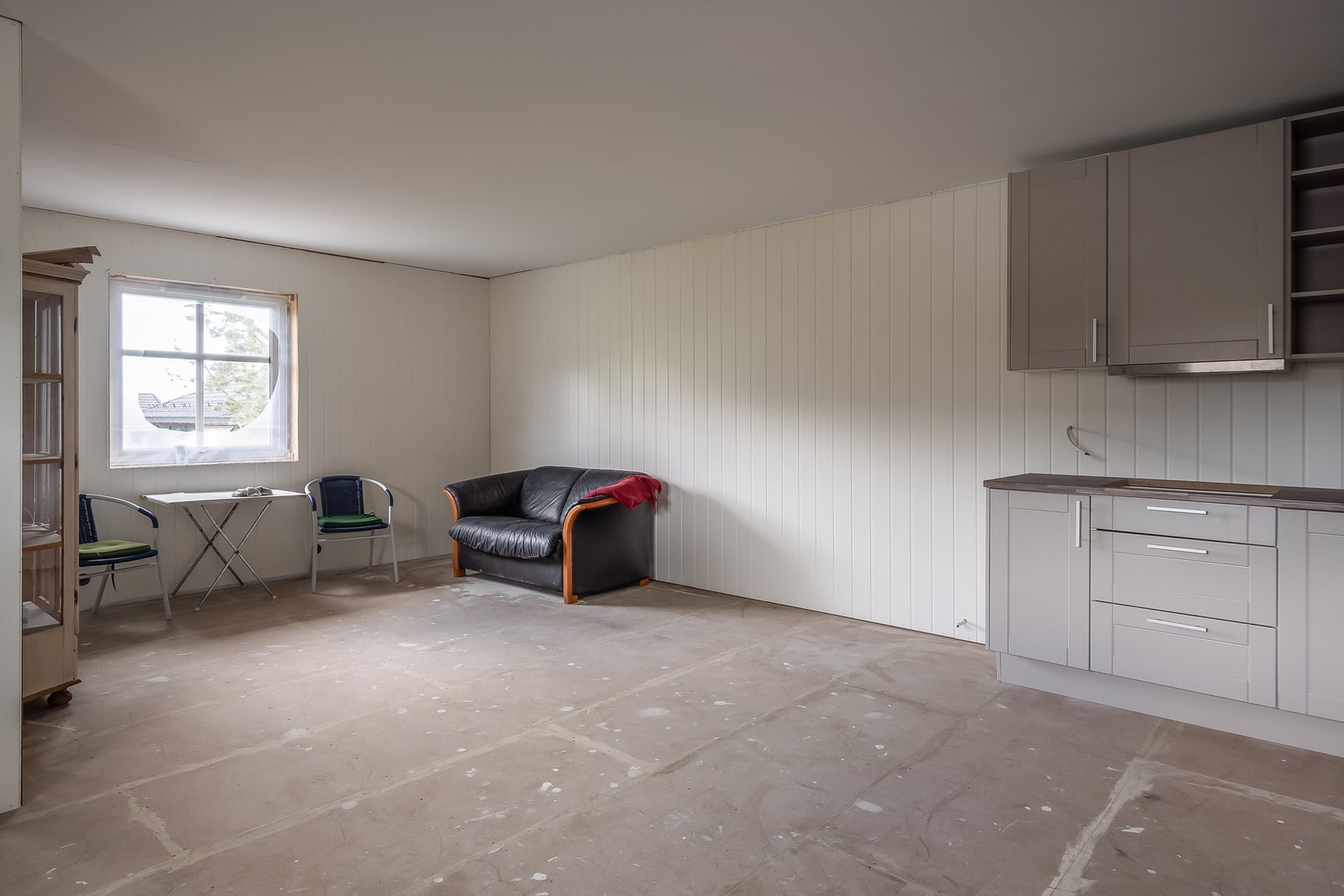 Tilbygg: I første etasje er det tiltenkt stue og kjøkken. Det gjenstår noe innvendig arbeid i tilbygget. Galleribilde