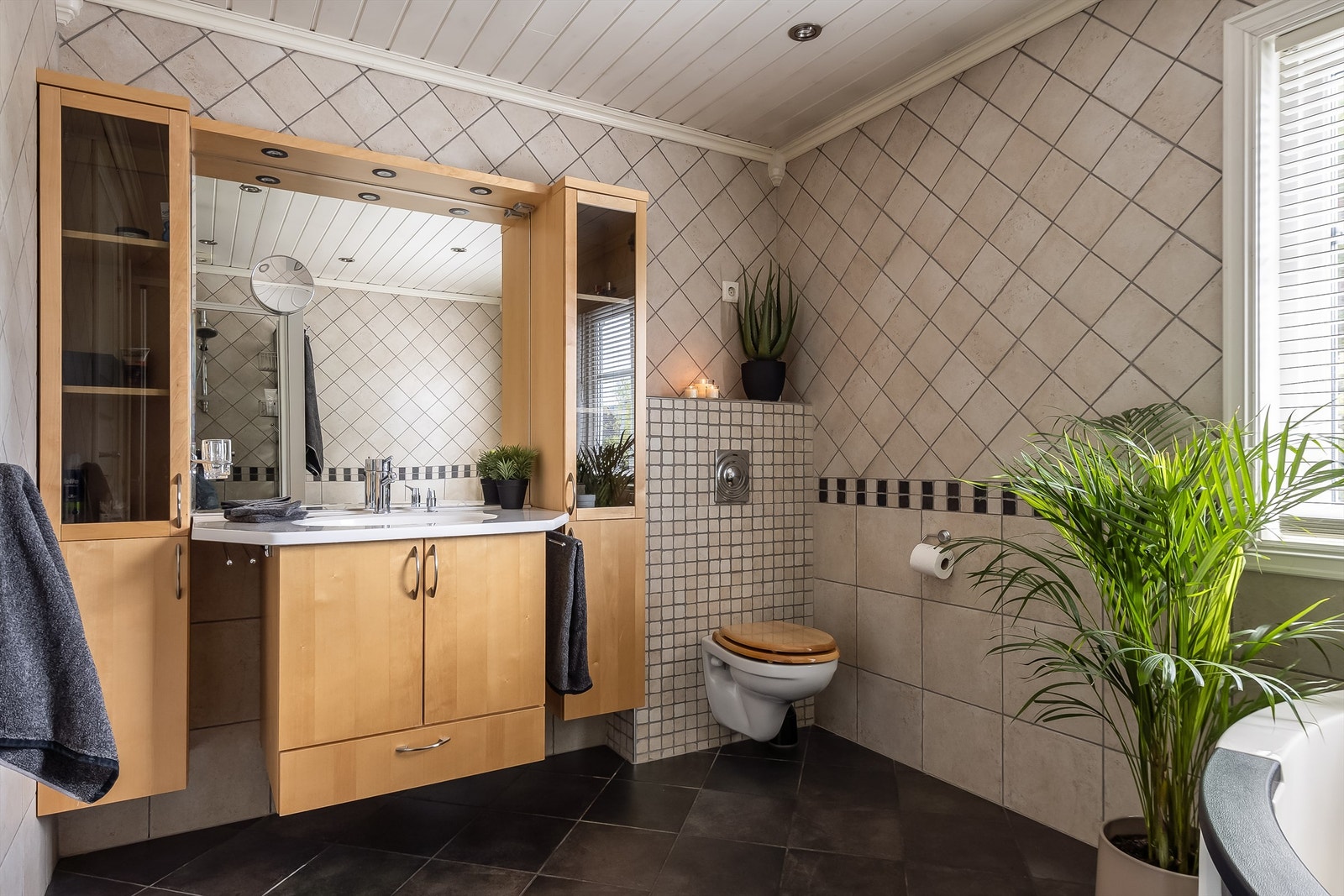 Stort flislagt hovedbad på 8,5 kvm. Galleribilde