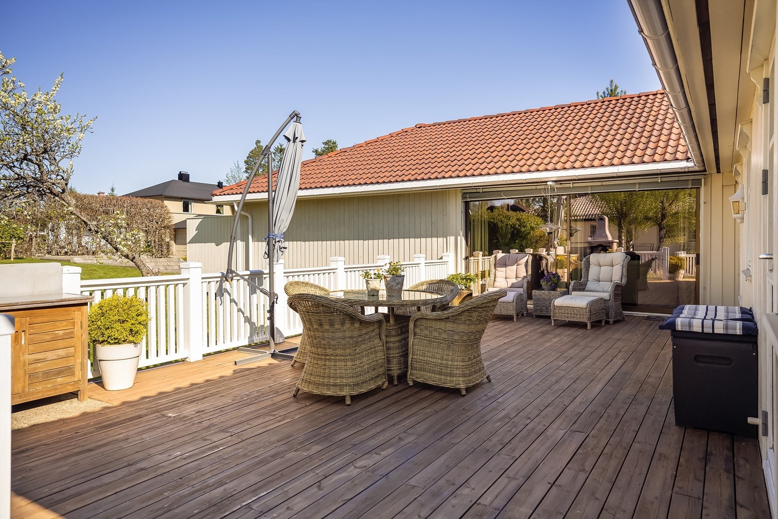 Terrassen på vestsiden har tilgang fra både stue og ett soverom. Terrasse- og balkongarealet er på hele 95 kvm. Galleribilde