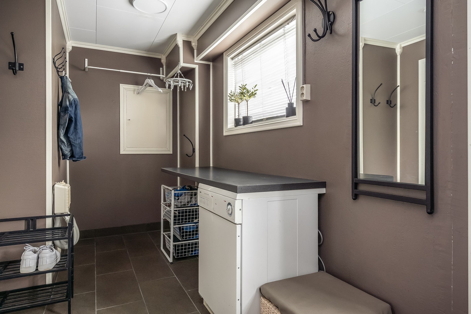 Rommet er rikelig innredet med praktiske løsninger Galleribilde