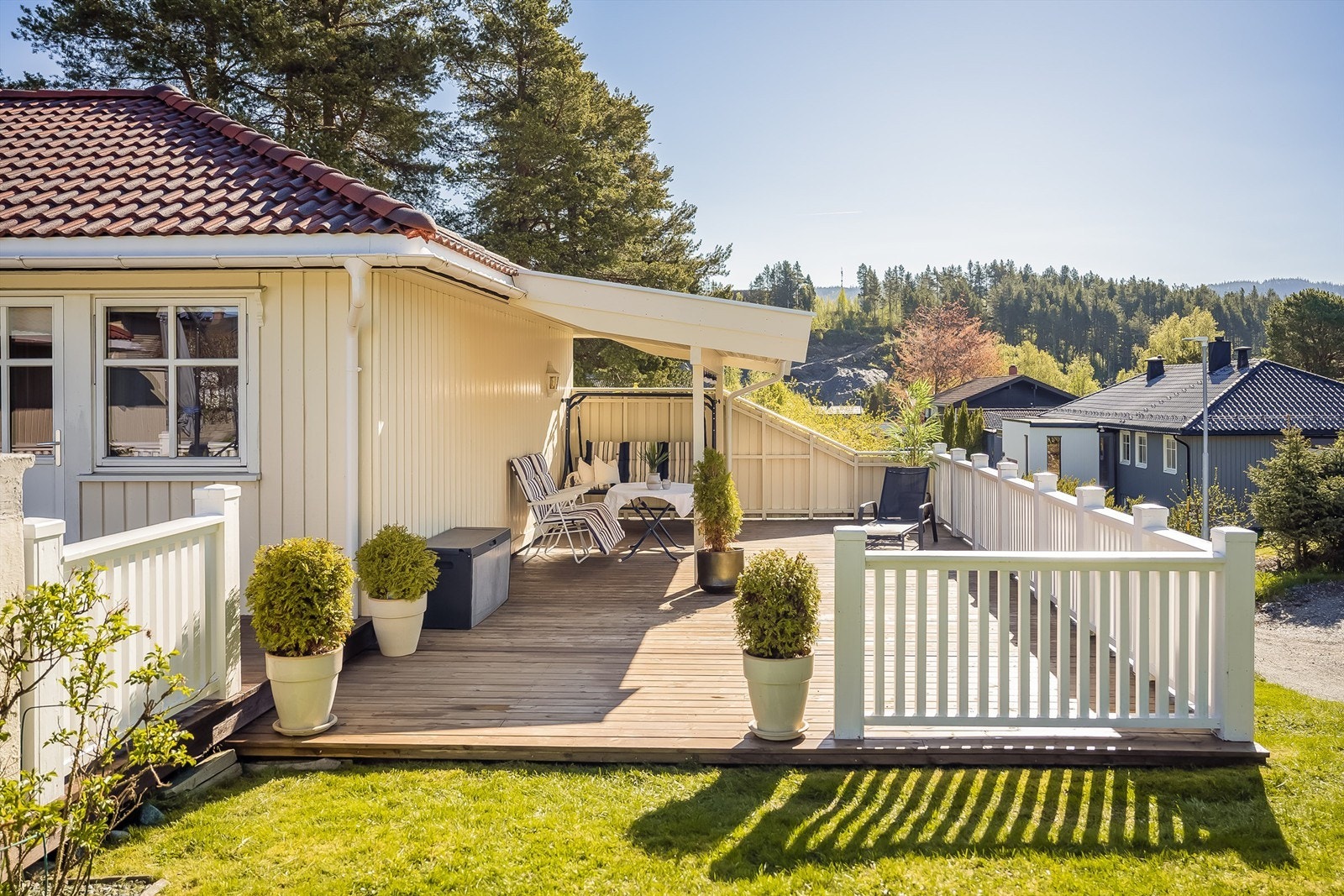 Terrassene og hovedplenområdet ligger sørvestvendt. Her får du direkte utgang fra både stuen og ett av soverommene Galleribilde