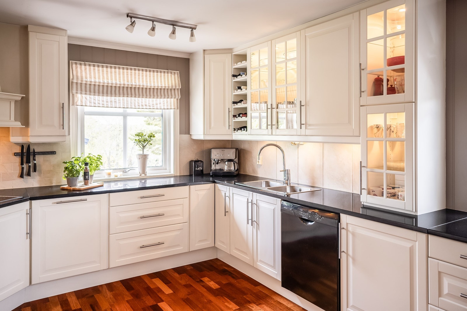 Innredningen er fra Ikea og fremstår i god stand. Granitt benkeplate på alt av benker på kjøkkenet Galleribilde