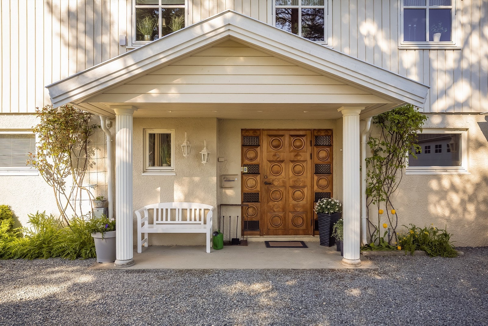 Inngangspartiet er bygd av nåværende eier med søyler og betongdekke, og setter et flott preg på huset Galleribilde