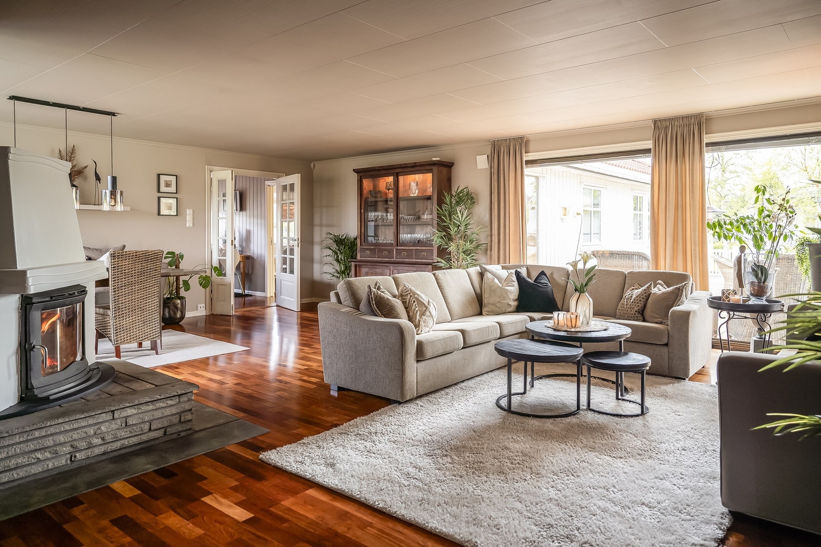 Hovedstuen er på hele 51,5 kvm., og har direkte utgang til den solrike terrassen og hagen Galleribilde