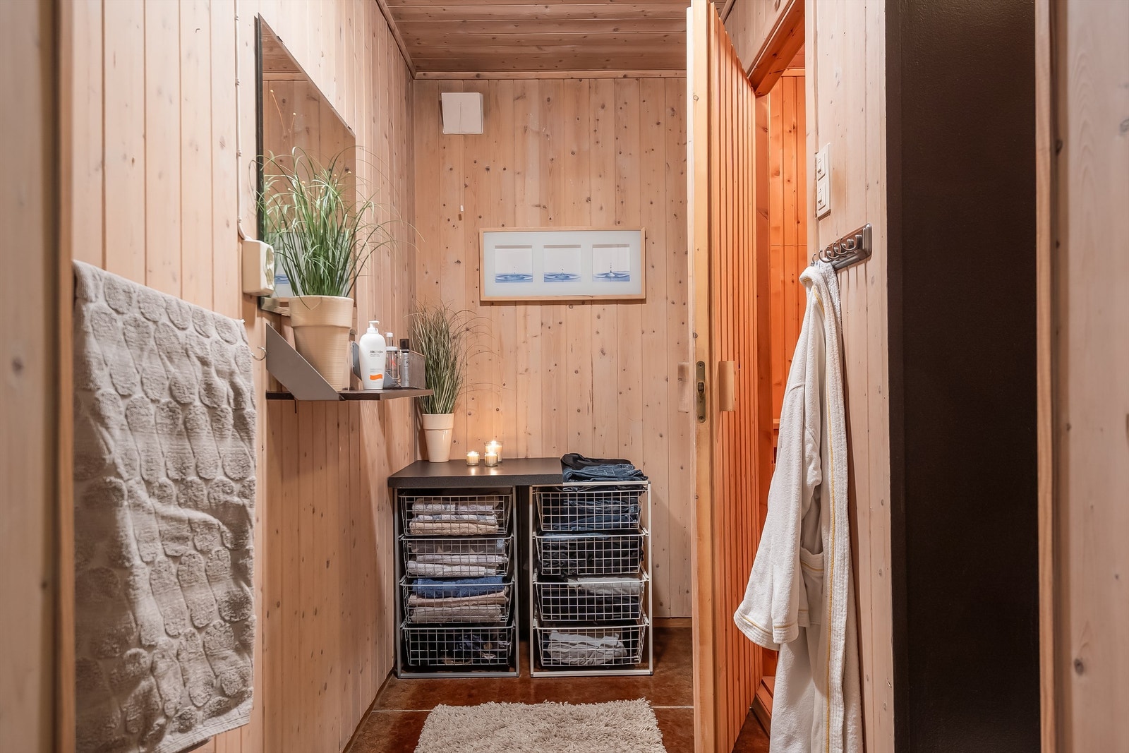 Romslig bad på 4,5 kvm i sokkeletasjen med stor dusjsone samt en velholdt badstu på 3 kvm. Galleribilde