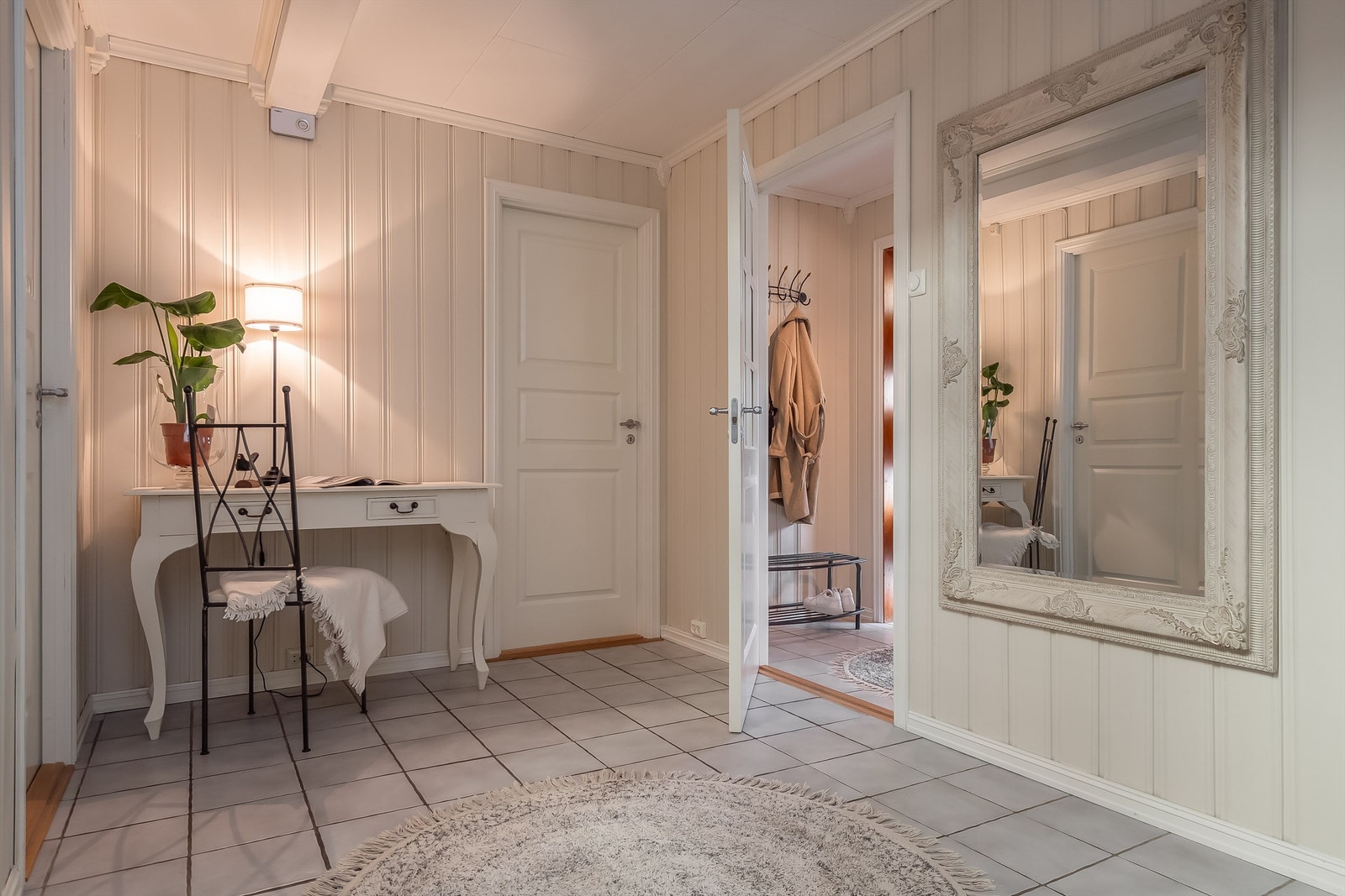 Det pågår oppgradering av et ekstra vaskerom/ekstra bad i rommet ved siden av hallen. Rommet har også egen inngang. Galleribilde