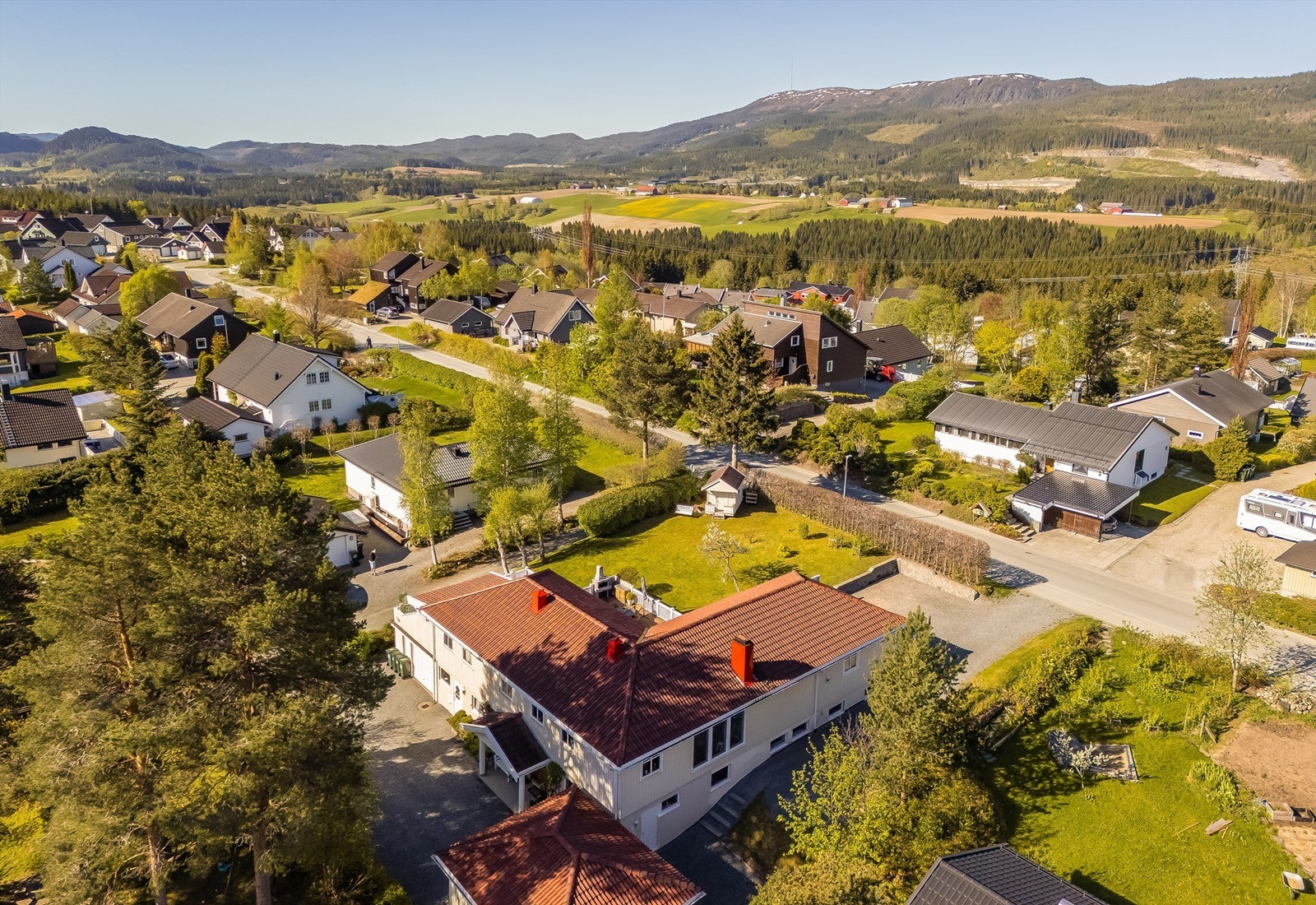 Eiendommen har to innkjørsler og dermed to store oppstillingsplasser med rikelig plass til flere biler Galleribilde