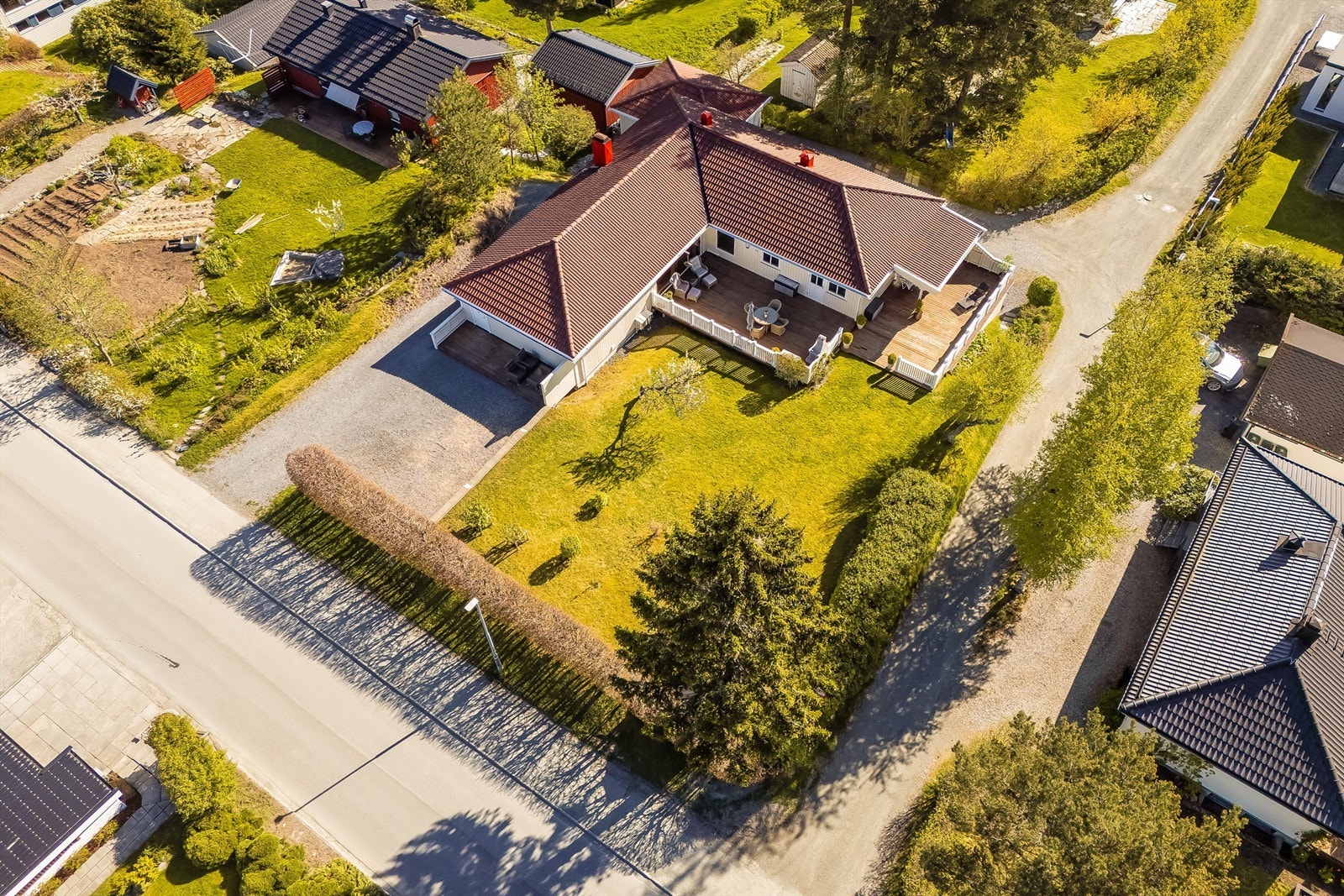 Eiendommen ligger med nærhet til alle servicefunksjoner i Klæbu. Her er det blant annet gangavstand til skoler, barnehager, kunstgressbane, Klæbuhallen med mere. Galleribilde