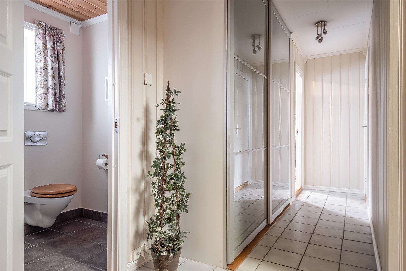 Praktisk ekstratoalett i hallområdet. Wc-rommet er på 2 kvm. Galleribilde