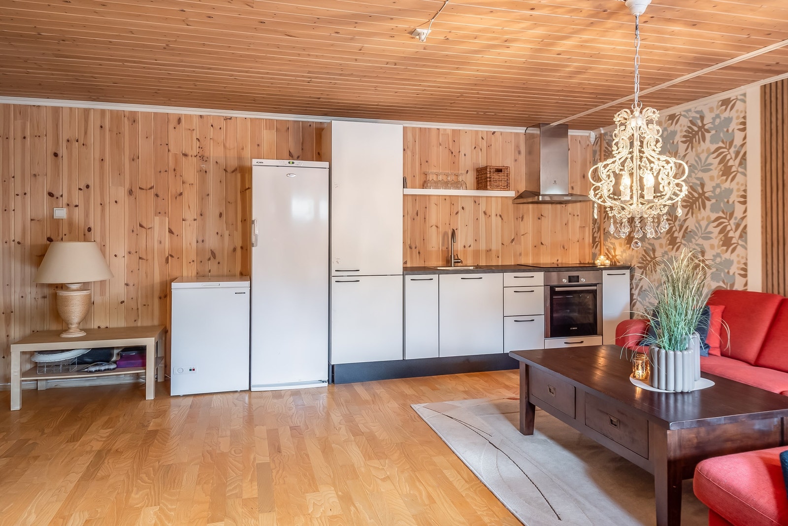 Kjøkkeninnredningen har medfølgende hvitevarer og gjør stuen til et svært praktisk rom Galleribilde