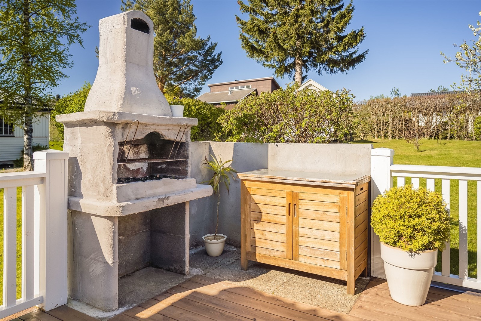 Oppmurt grillplass hvor du kan flytte middagen utendørs på fine sommerdager Galleribilde