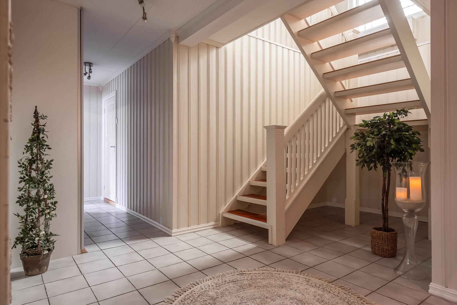 Velkommen inn! Stor flott og flislagt hall på 19 kvm Galleribilde