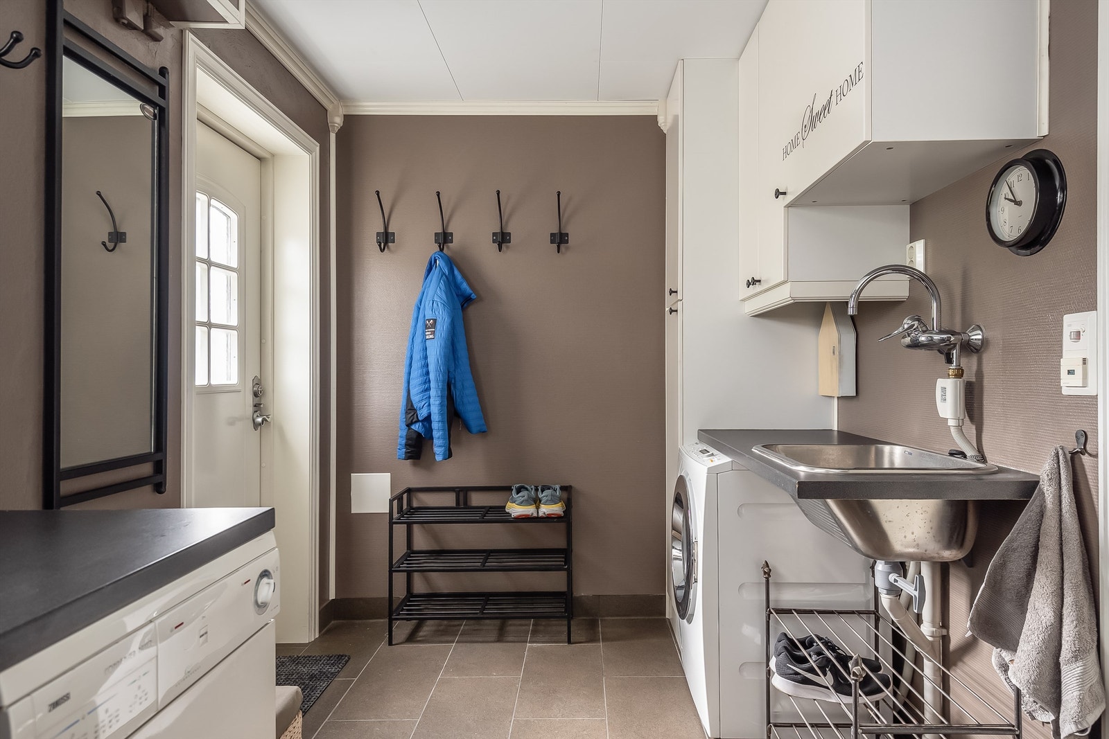 Stort vaskerom på 8,5 kvm. med egen inngangsdør. Meget praktisk med våte og skitne klær Galleribilde