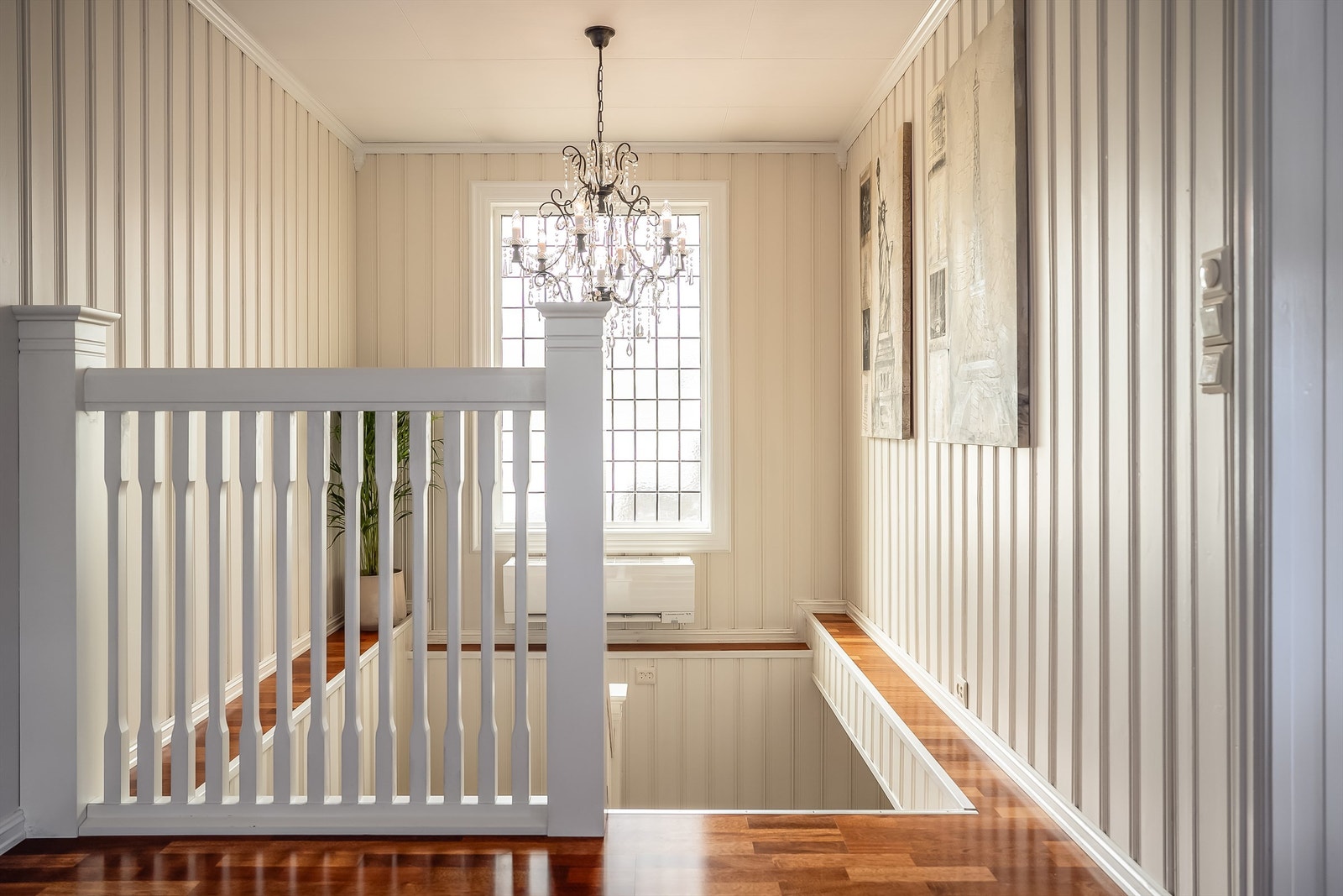 Flott bredt trappeløp med nyere varmepumpe installert Galleribilde