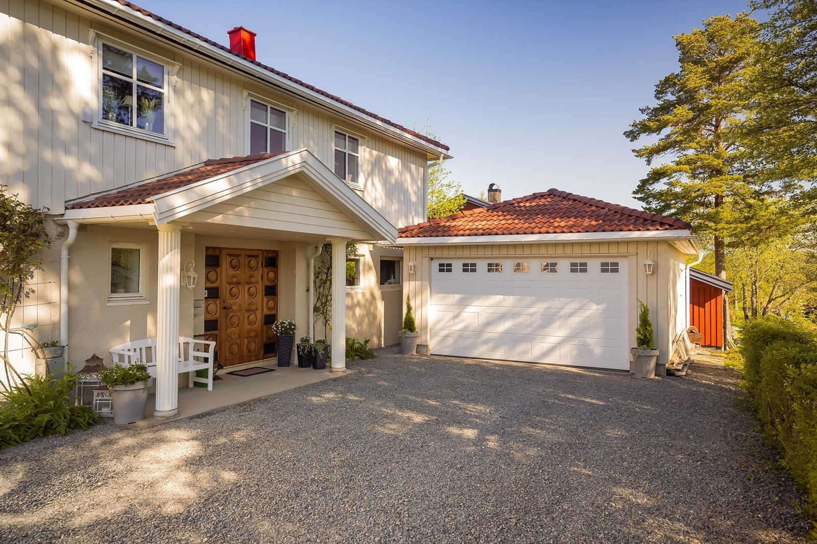 Eiendommen har to garasjer, hvorav den ene er integrert i huset, og den andre frittstående Galleribilde