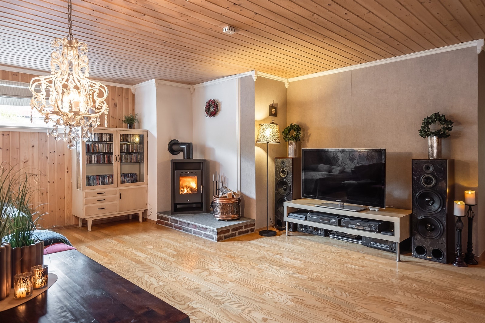 Stuen har blant annet vedovn og eget kjøkken Galleribilde