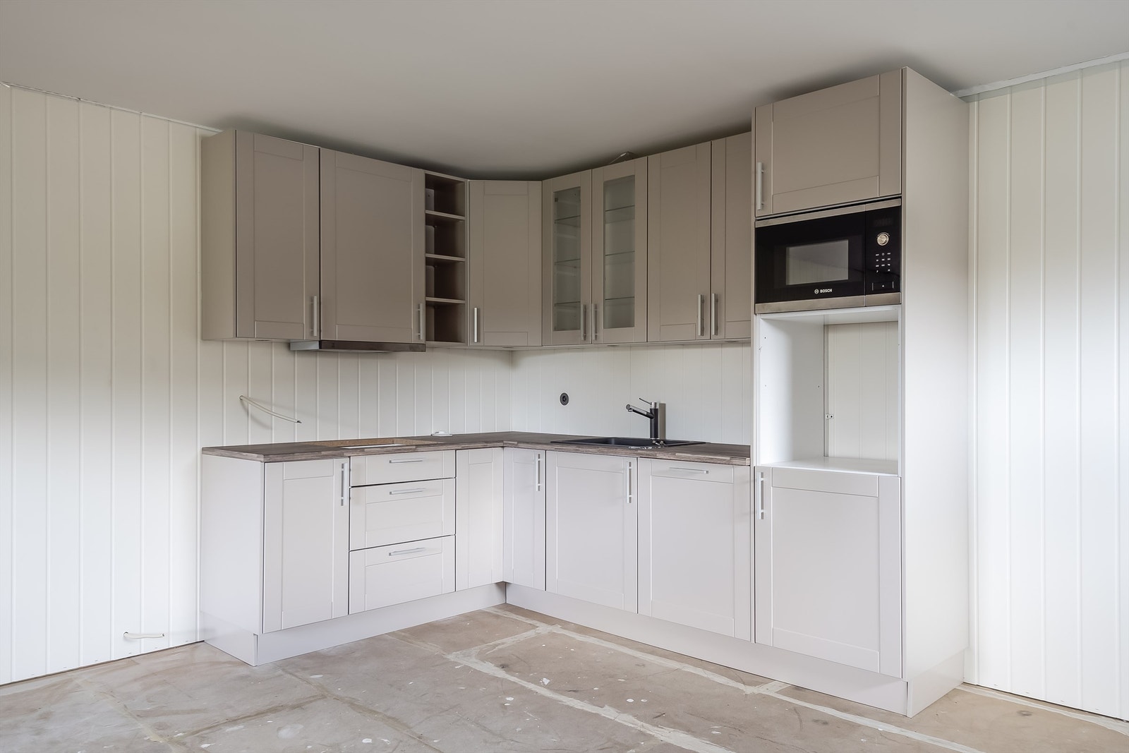 Tilbygg: Nymontert kjøkkeninnredning. Tilbygget har egen inngang og egen terrasse ved inngangspartiet Galleribilde