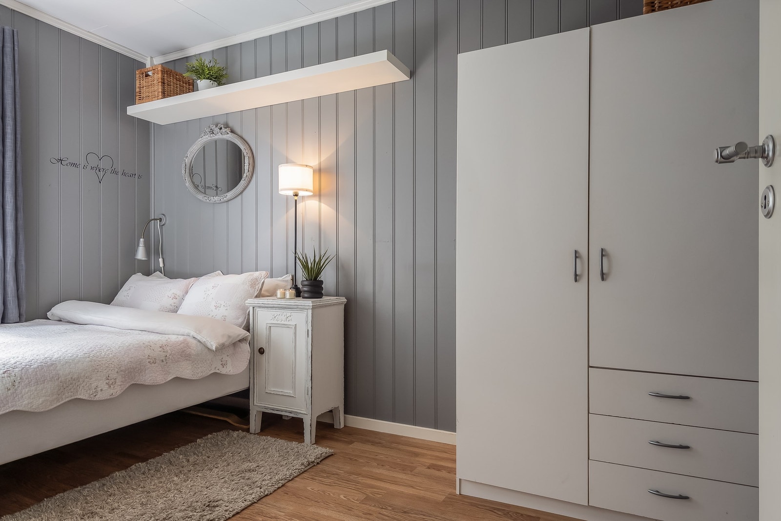 Soverom på 7 kvm med medfølgende garderobeskap Galleribilde