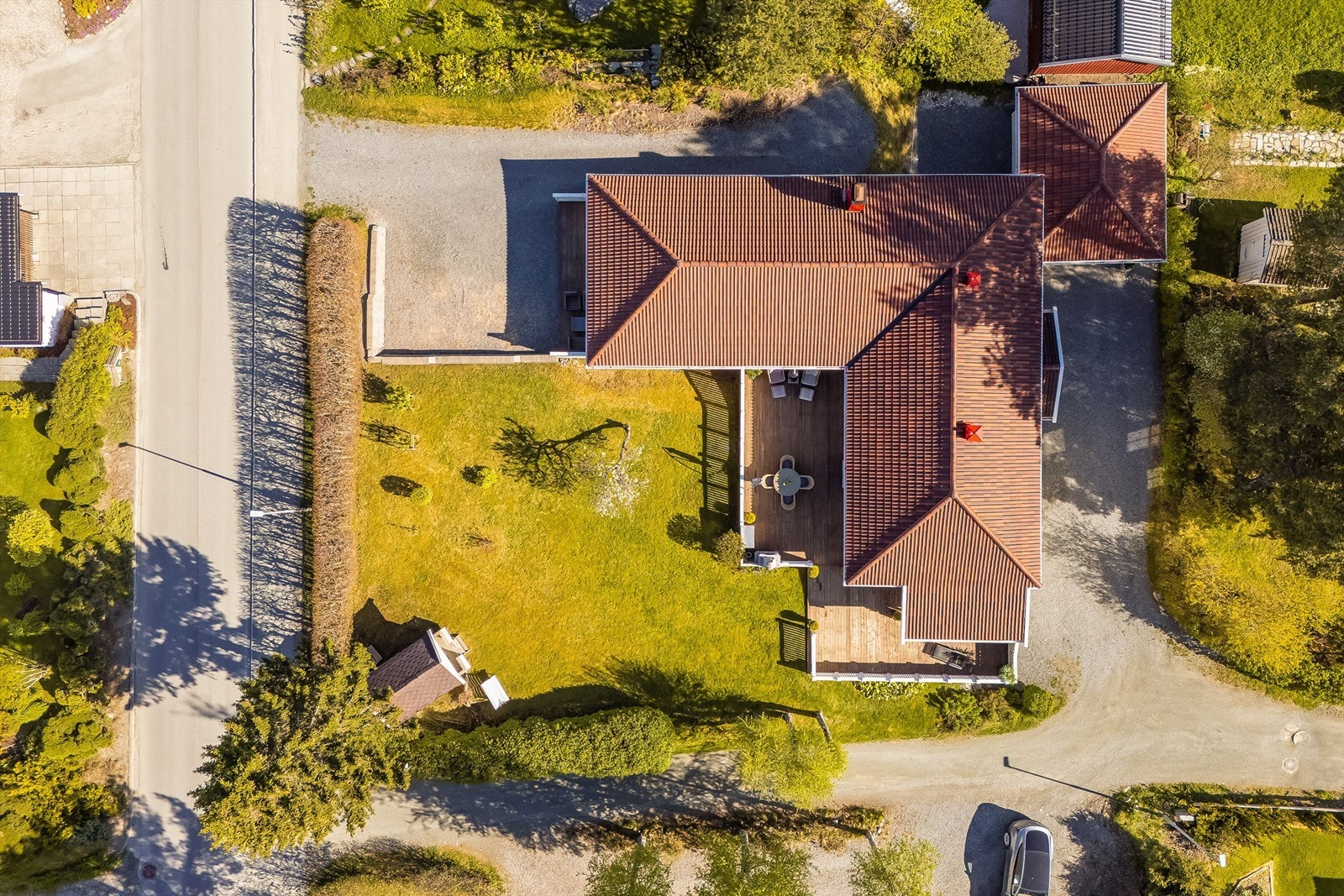 Tomten er festet, og er på hele 1 254 m2. Meget pent opparbeidet med plen, beplantning, parkeringsplasser, terrasser med mere Galleribilde