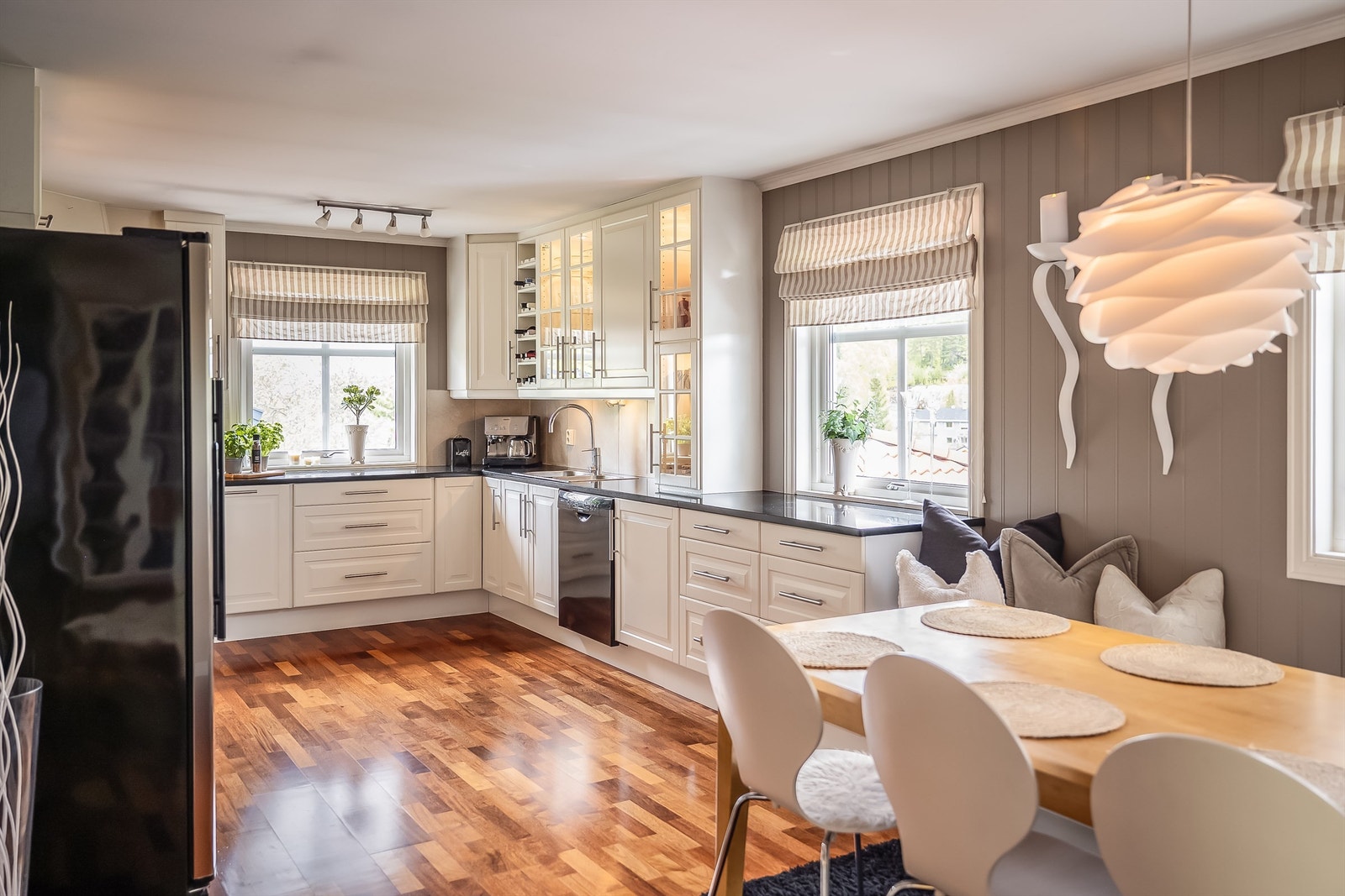 Rommet gir en god romfølelse og har plass til et stort spisebord som gir god plass for å samle familien. Rommet er på hele 22 kvm. Galleribilde