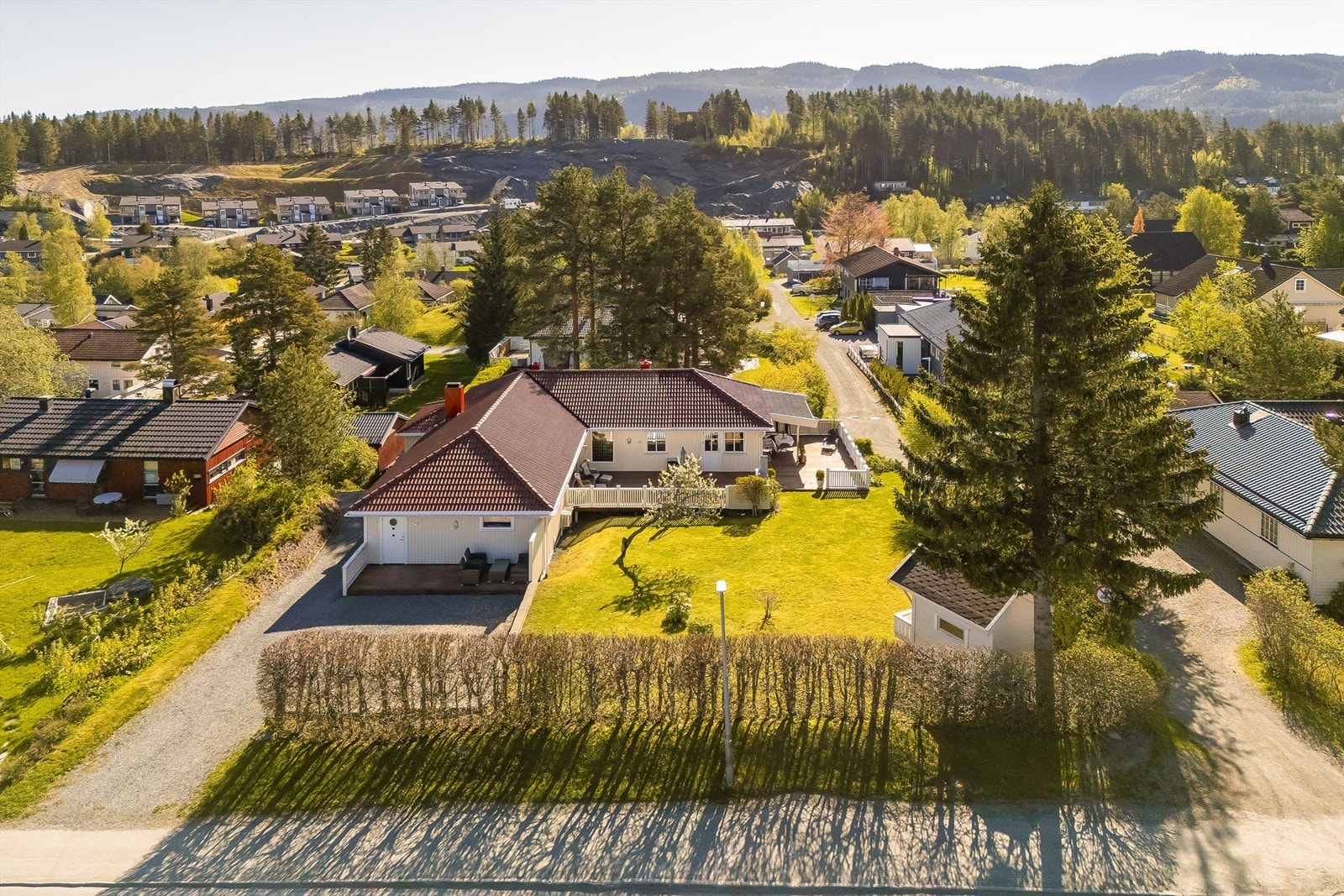 På oversiden er det plantet hekk som på sommeren er helt tett Galleribilde