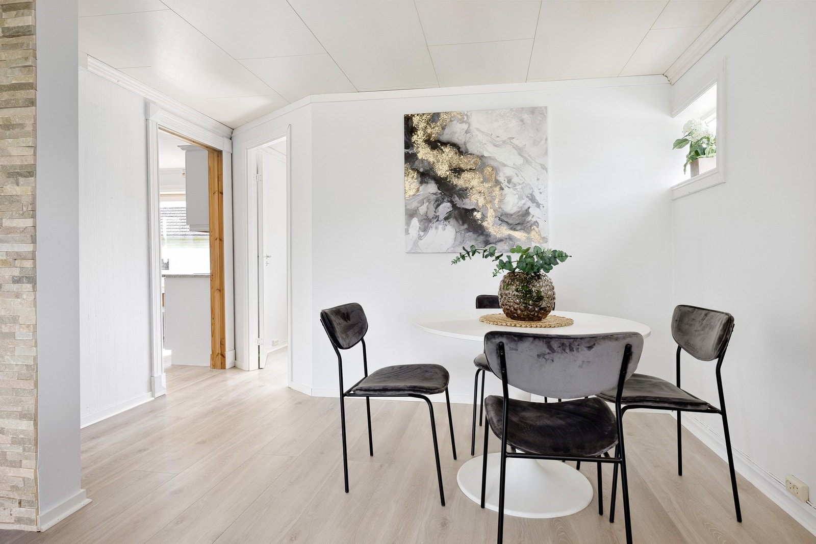 Spisebord i umiddelbar nærhet av kjøkkenet. Galleribilde