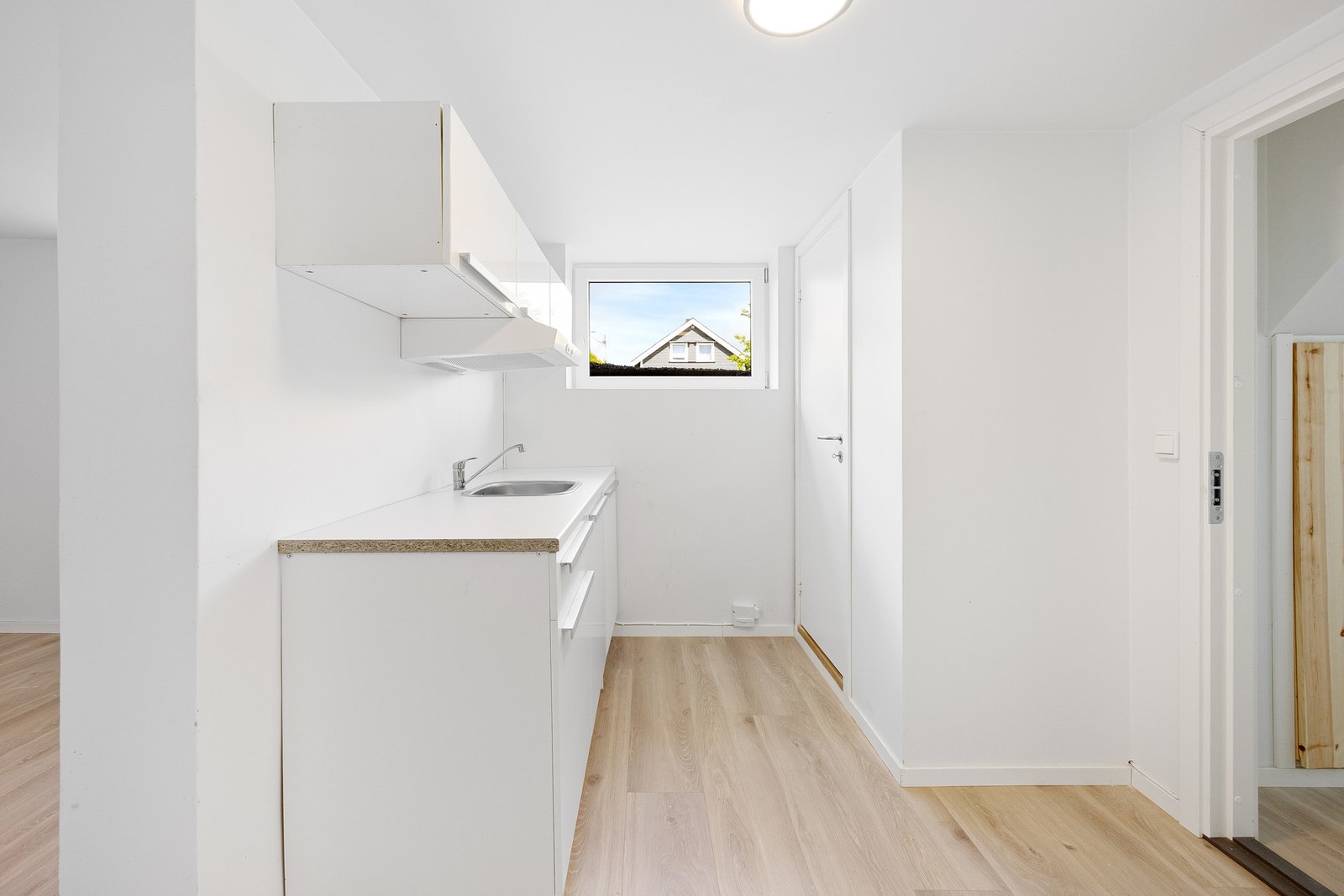 Trappeadkomst mellom 1.etasje og underetasjen er i dette rommet. Galleribilde