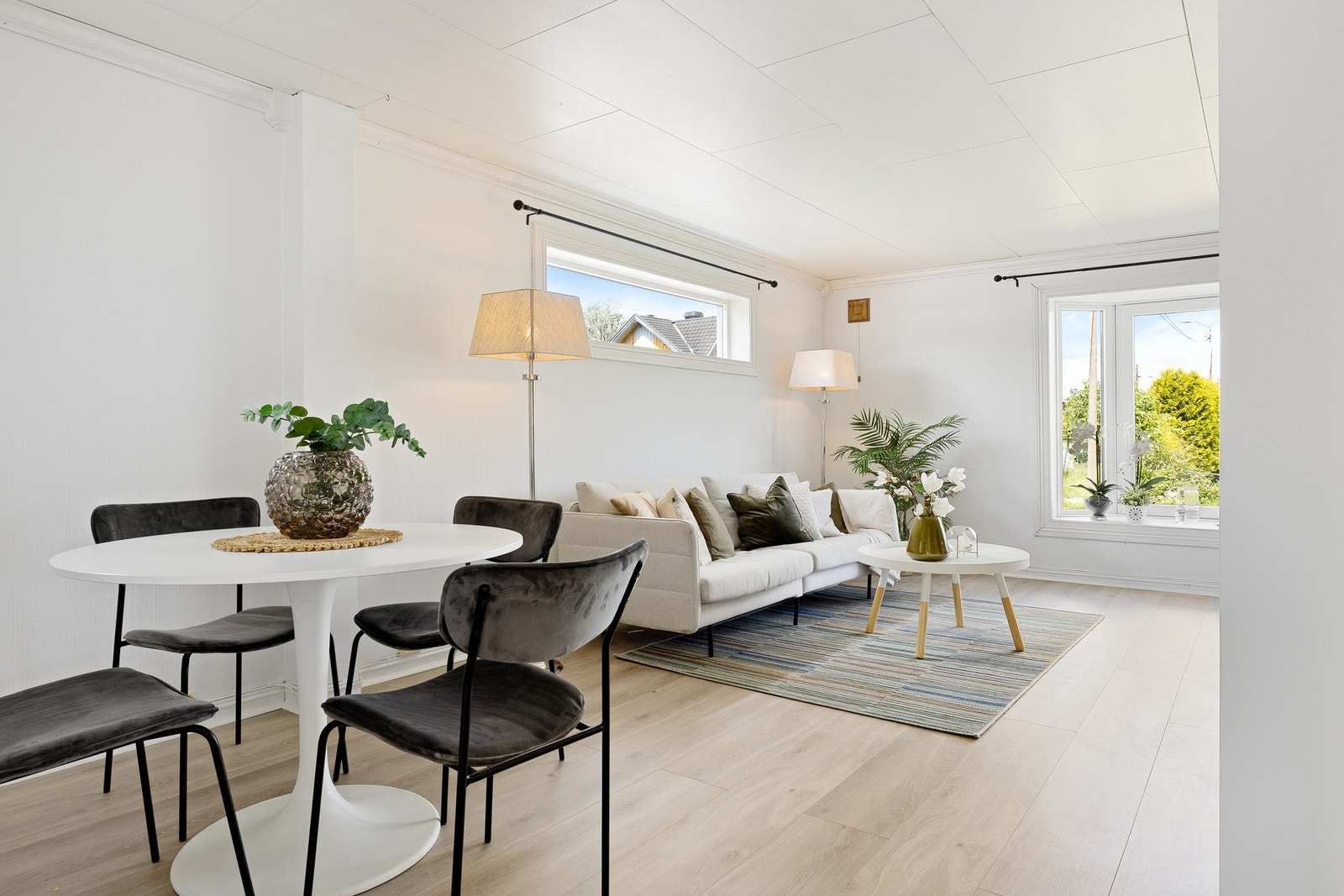 Stuen er delvis avdelt og har en sone som er naturlig egnet for spisestue. Galleribilde