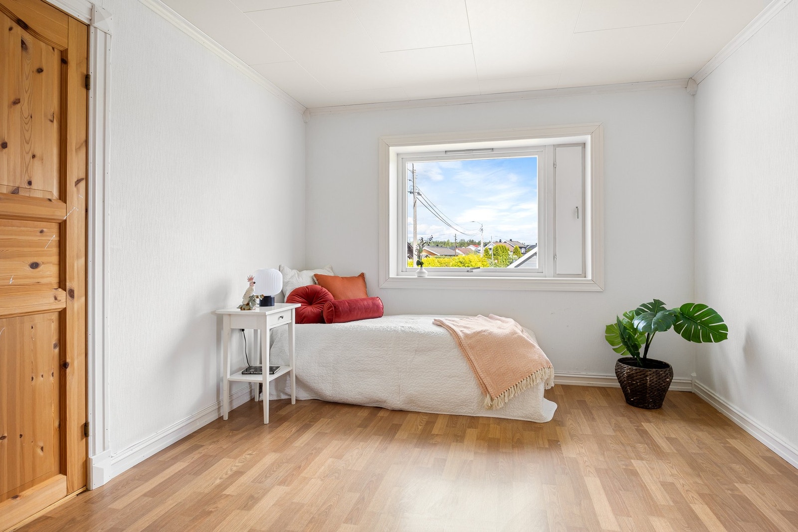 Soverom 2 har god plass til både dobbeltseng og garderobeløsninger. Galleribilde