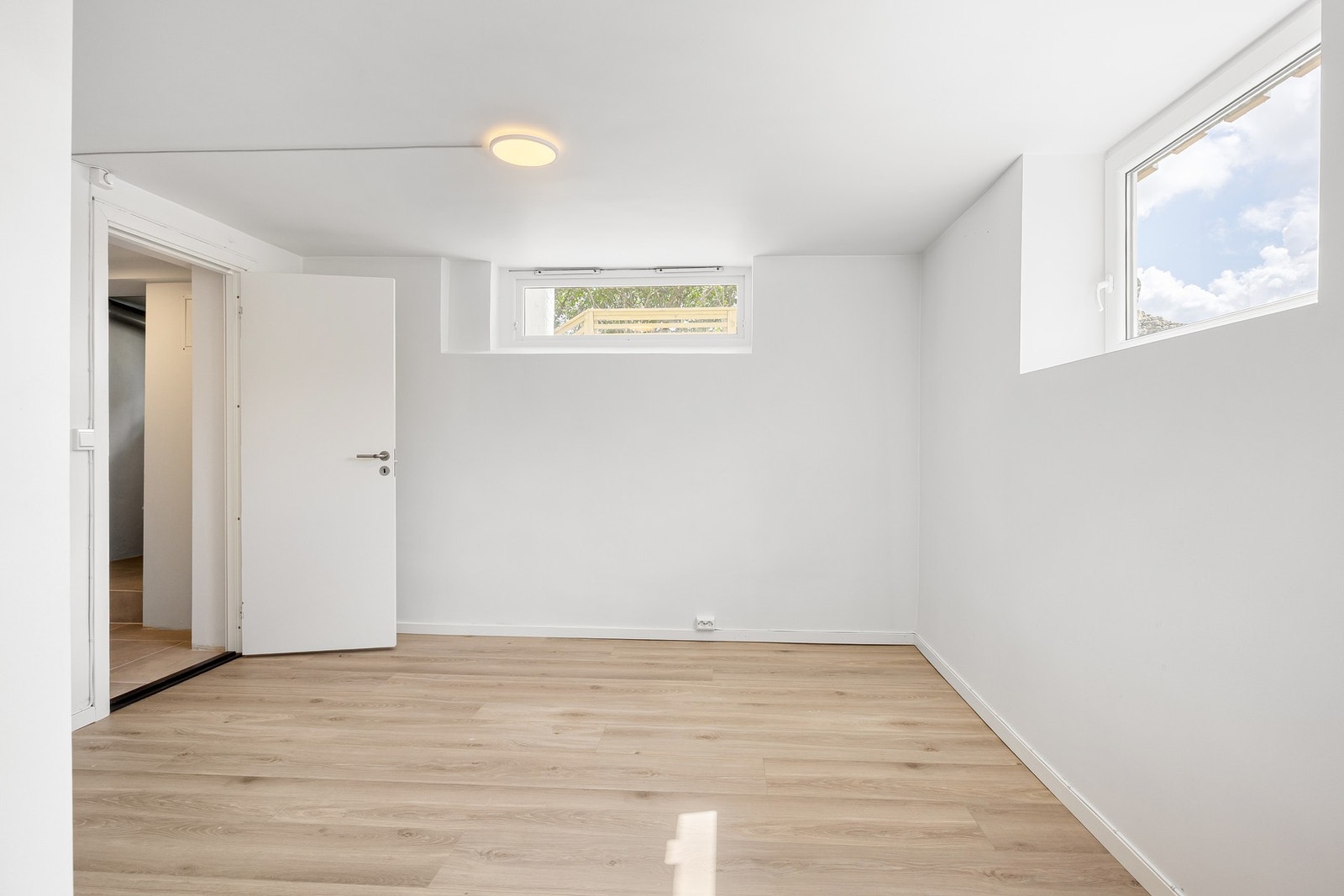 Resten av underetasjen består av soverom, kontor, bad og bod innredet som kjøkken. Ikke godkjent for utleie hos kommunen. Galleribilde