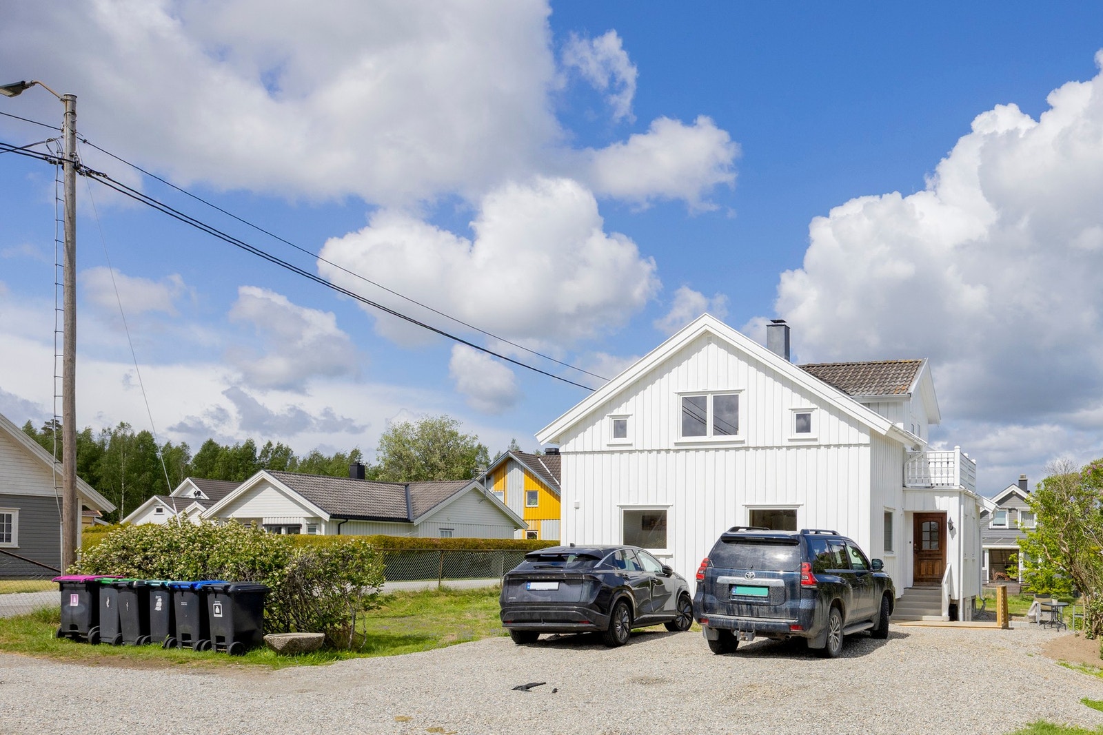 Parkering på gruslagt gårdsplass. Galleribilde