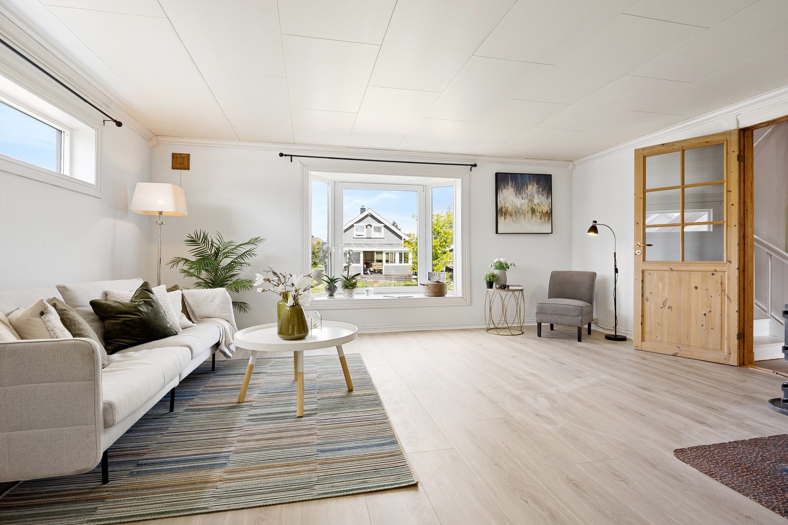 Romslig stue med nytt laminatgulv fra 2024/2025 Galleribilde