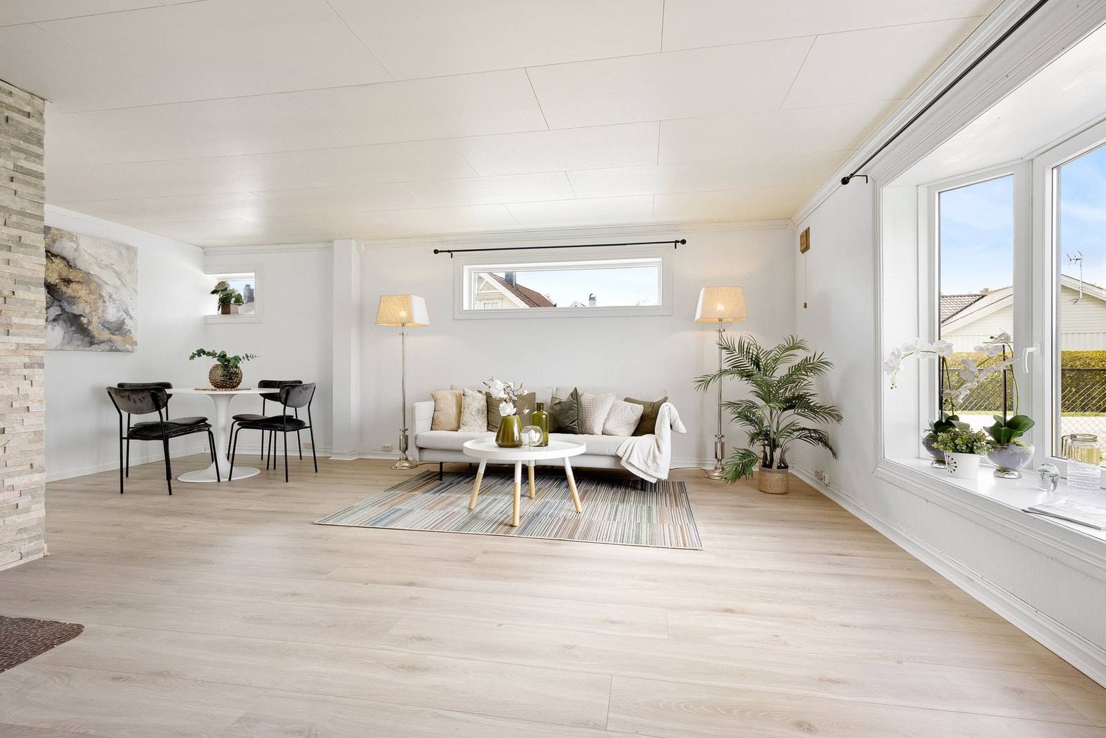 Stort karnappvindu slipper inn godt med naturlig lys, og rommet har også flere mindre vinduer. Galleribilde