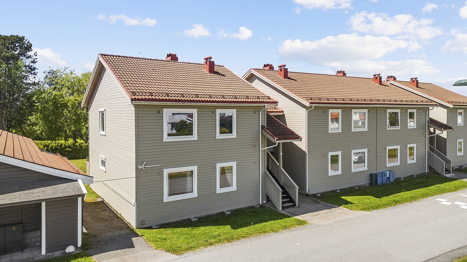 Leiligheten ligger på enden i 1.etg. med kort vei til garasje Galleribilde