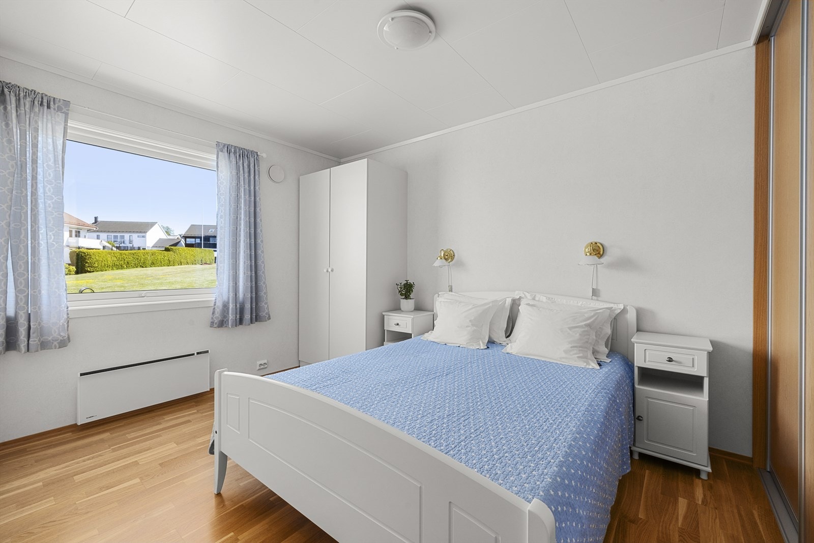 Hovedsoverom med skyvedørsgarderobe Galleribilde
