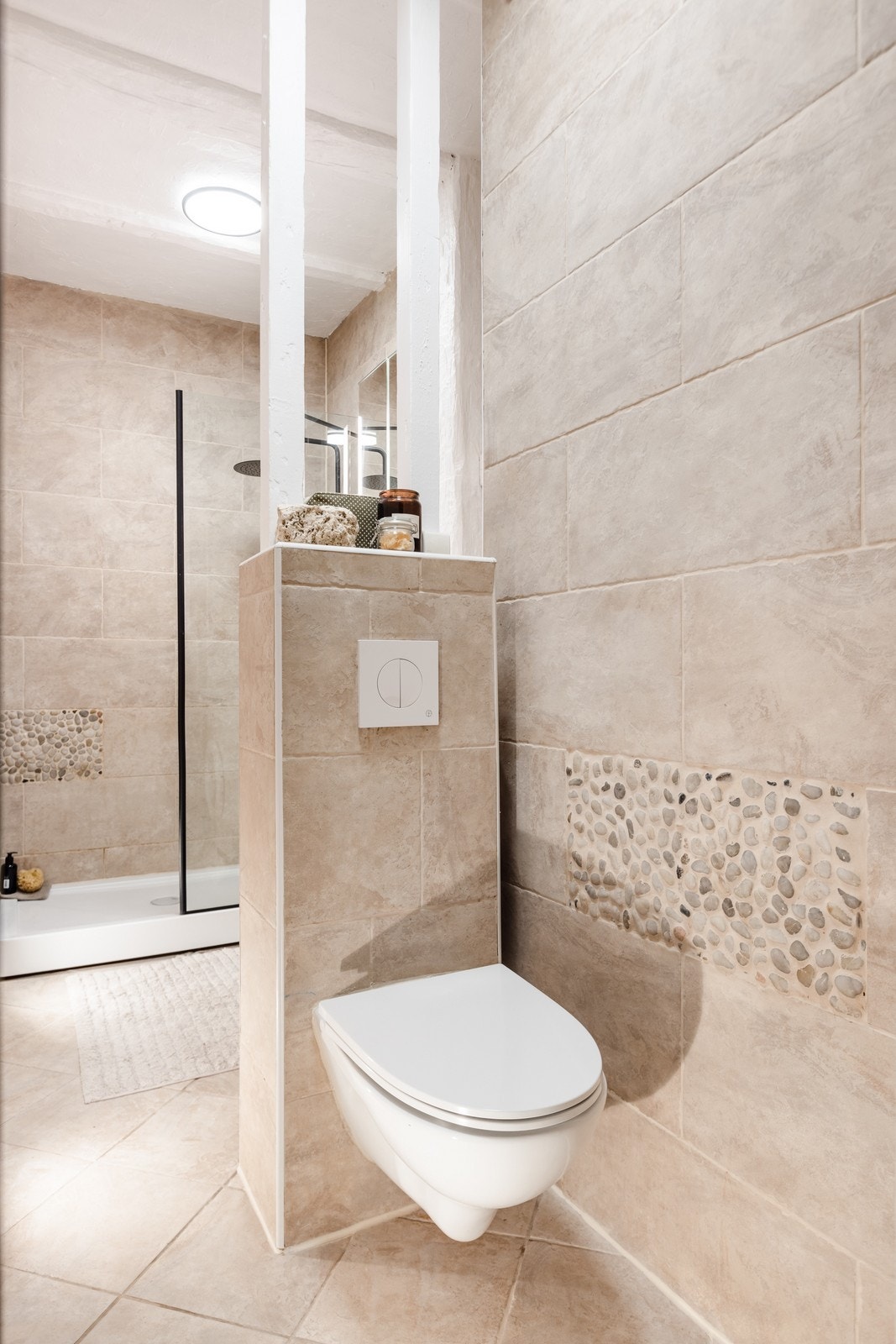 Veggengt toalett på badet. Galleribilde