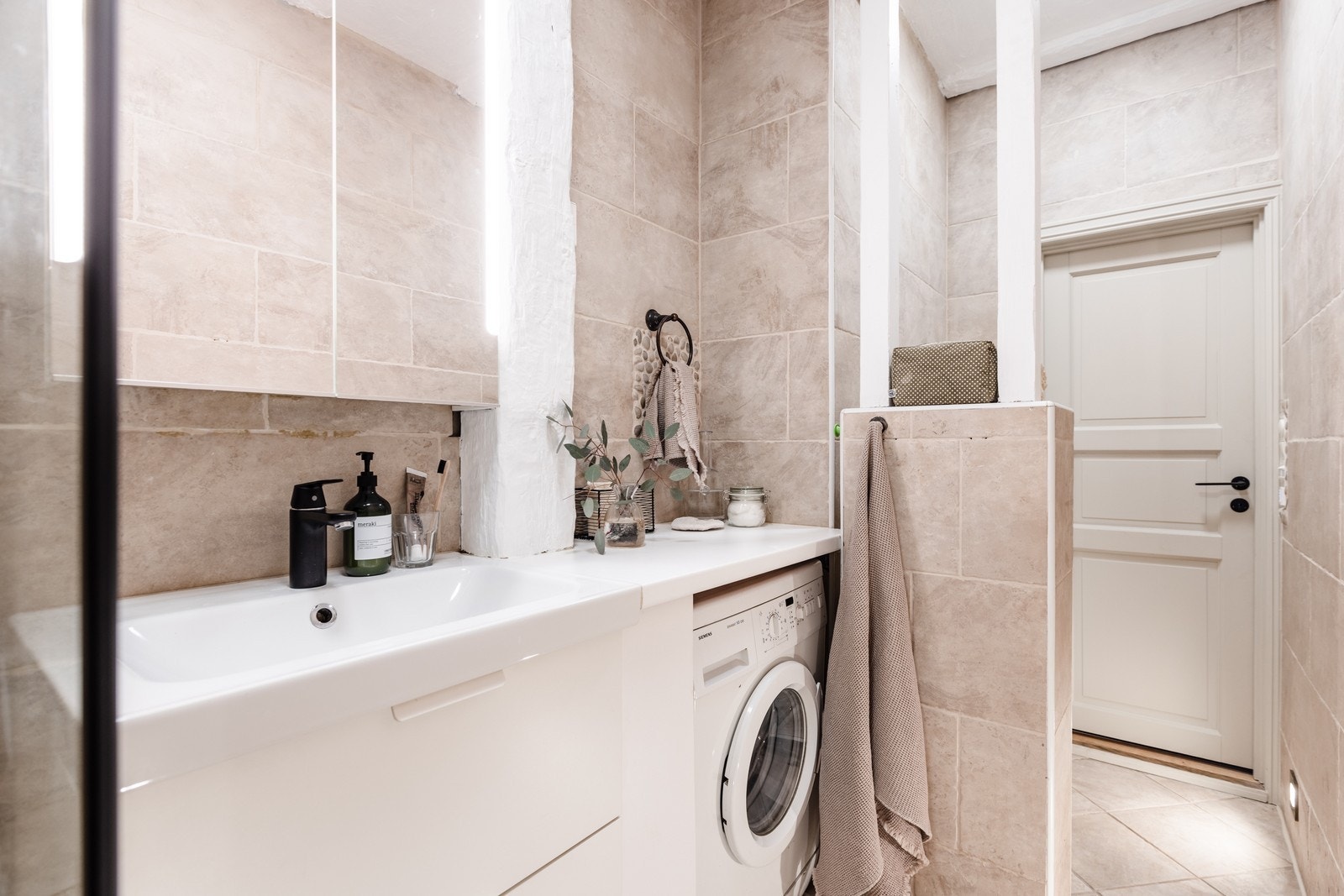 Vaskemaskin på badet. Galleribilde