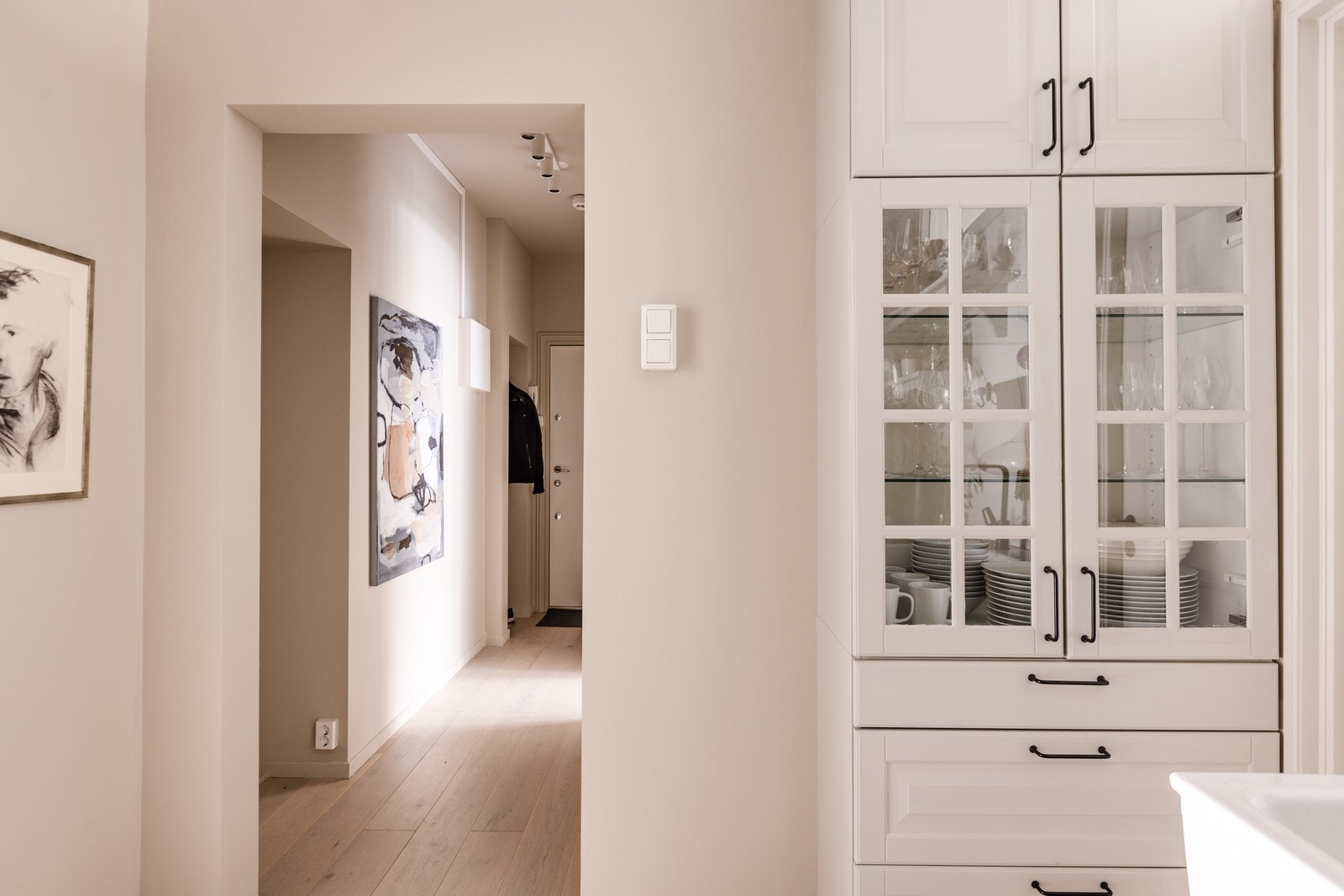 Gang/entré sett fra kjøkkenet. Galleribilde