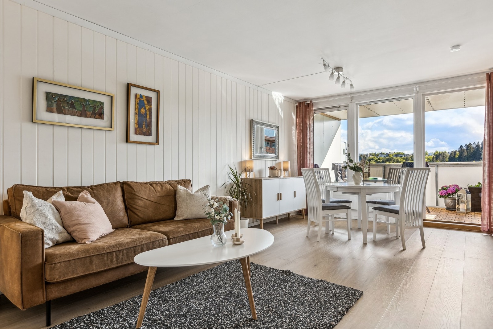 Stuen er malt i lyse og nøytrale farger som gjør det enkelt å sette sitt eget preg over leiligheten. Galleribilde